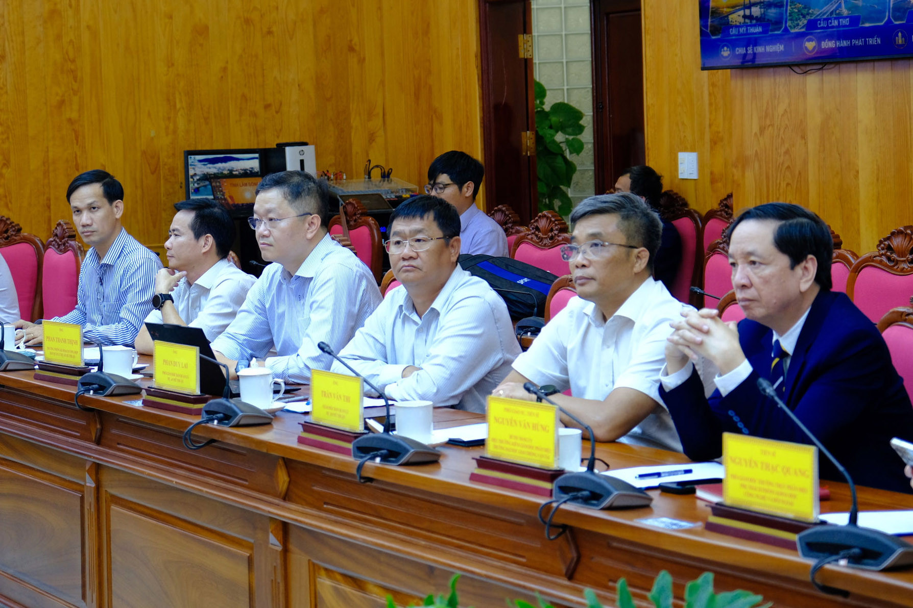 dai-dien-lanh-dao-doan-cong-tac-tham-du-buoi-lam-viec-(1).jpg