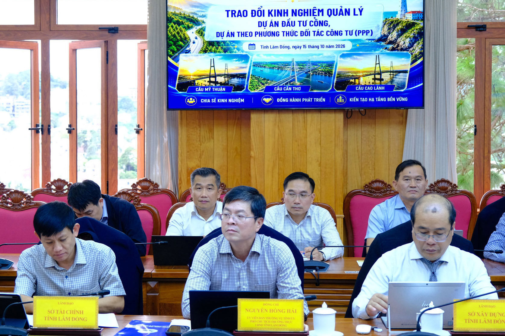 dong-chi-nguyen-hong-hai-pho-chu-tich-thuong-truc-ubnd-cung-lanh-dao-cac-so-nganh-tham-du-buoi-lam-viec-1-.jpg