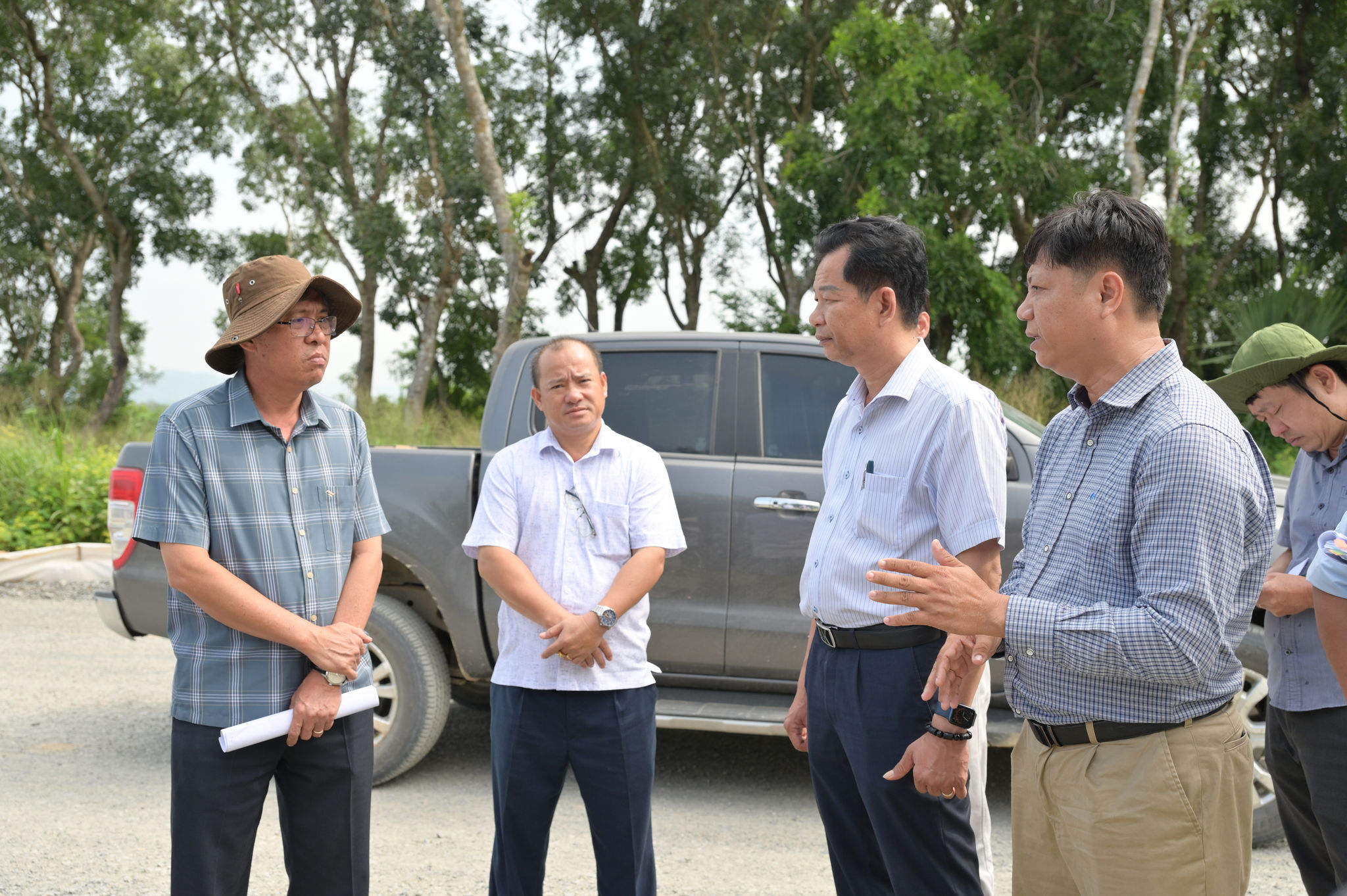 Đồng chí Nguyễn Minh nghe các đơn vị báo cáo tiến độ