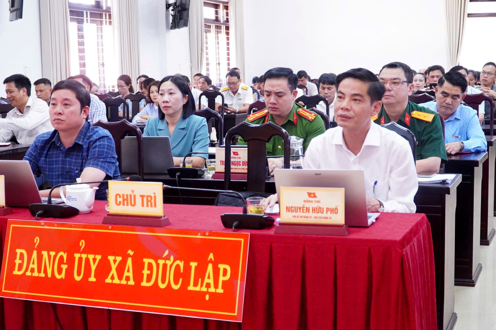 Lãnh đạo UBND xã Đức Lập theo dõi hội nghị tại điểm cầu Đảng ủy xã 