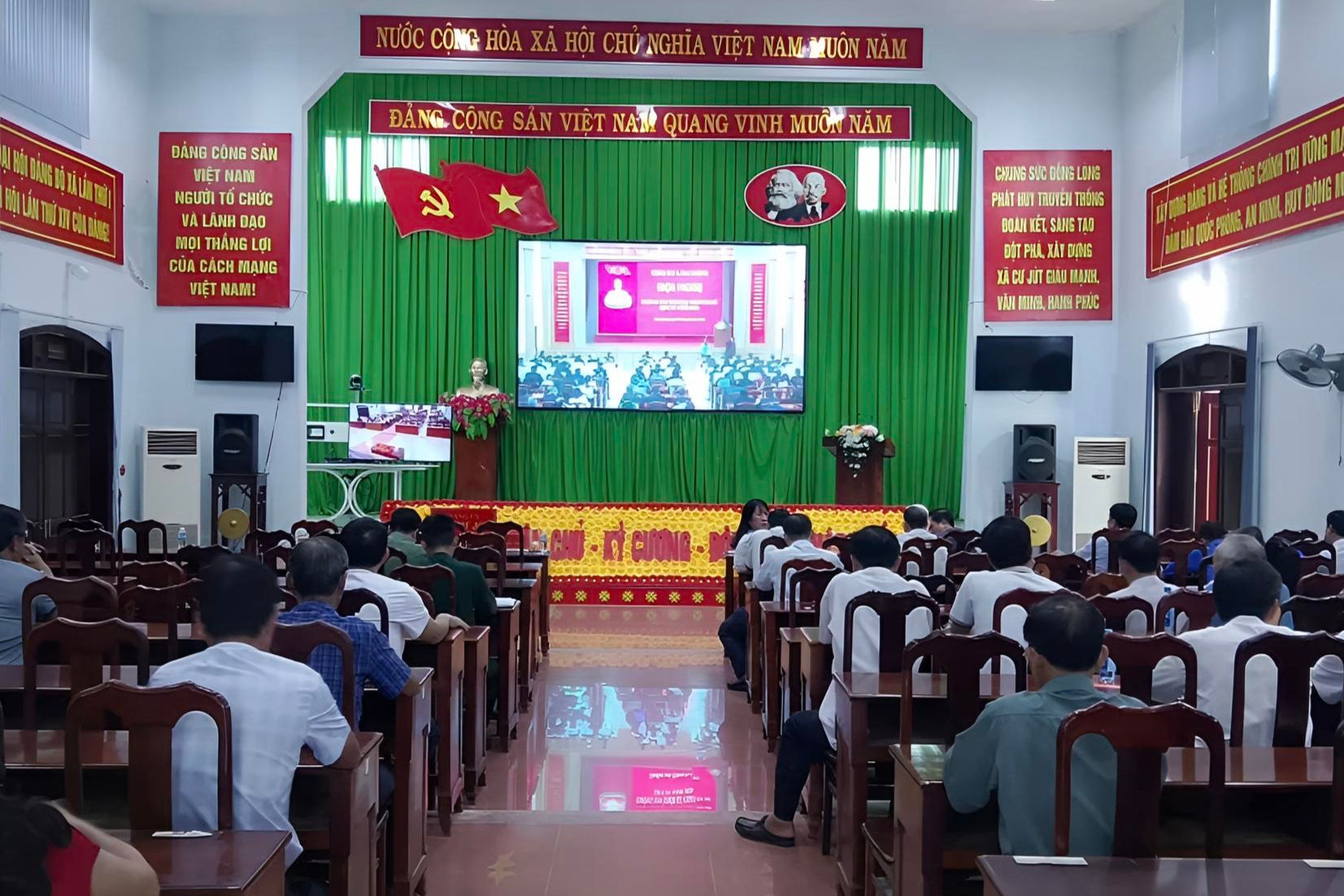 Cán bộ, công chức xã Cư Jút tham gia hội nghị trực tuyến