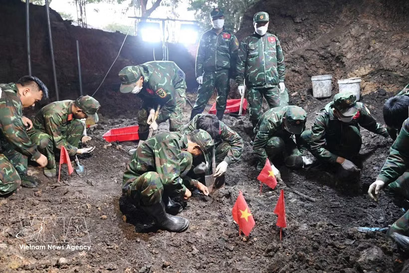 Officers and soldiers of Team K74 search for martyrs' remains at a mass grave at Le Thi Rieng Park in Ho Chi Minh City. (Photo: VNA)