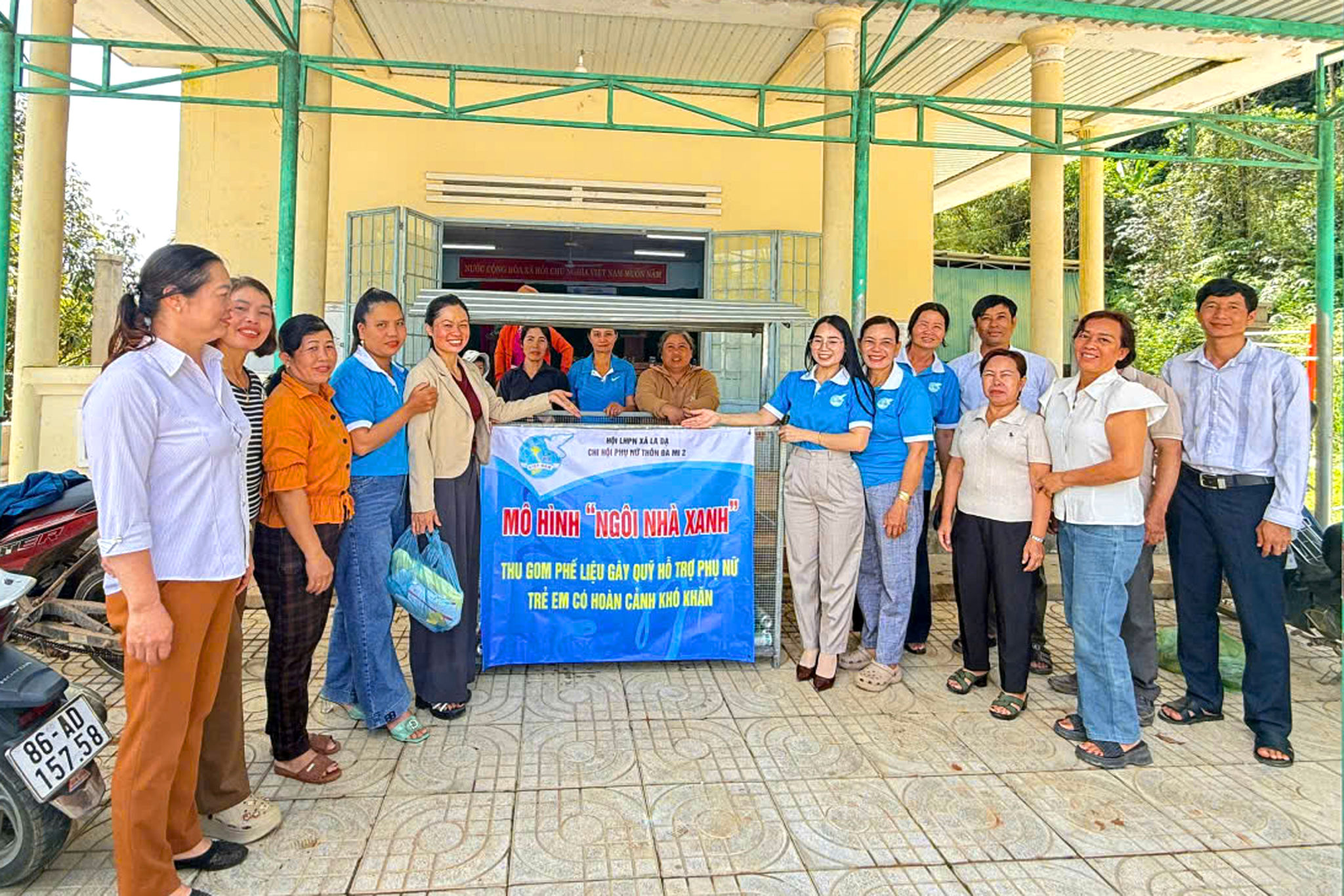 Mô hình Ngôi nhà xanh lan tỏa tinh thần sống xanh, khuyến khích chị em phụ nữ xã La Dạ, chung tay thu gom phế liệu, góp phần giữ gìn môi trường sống sạch, đẹp