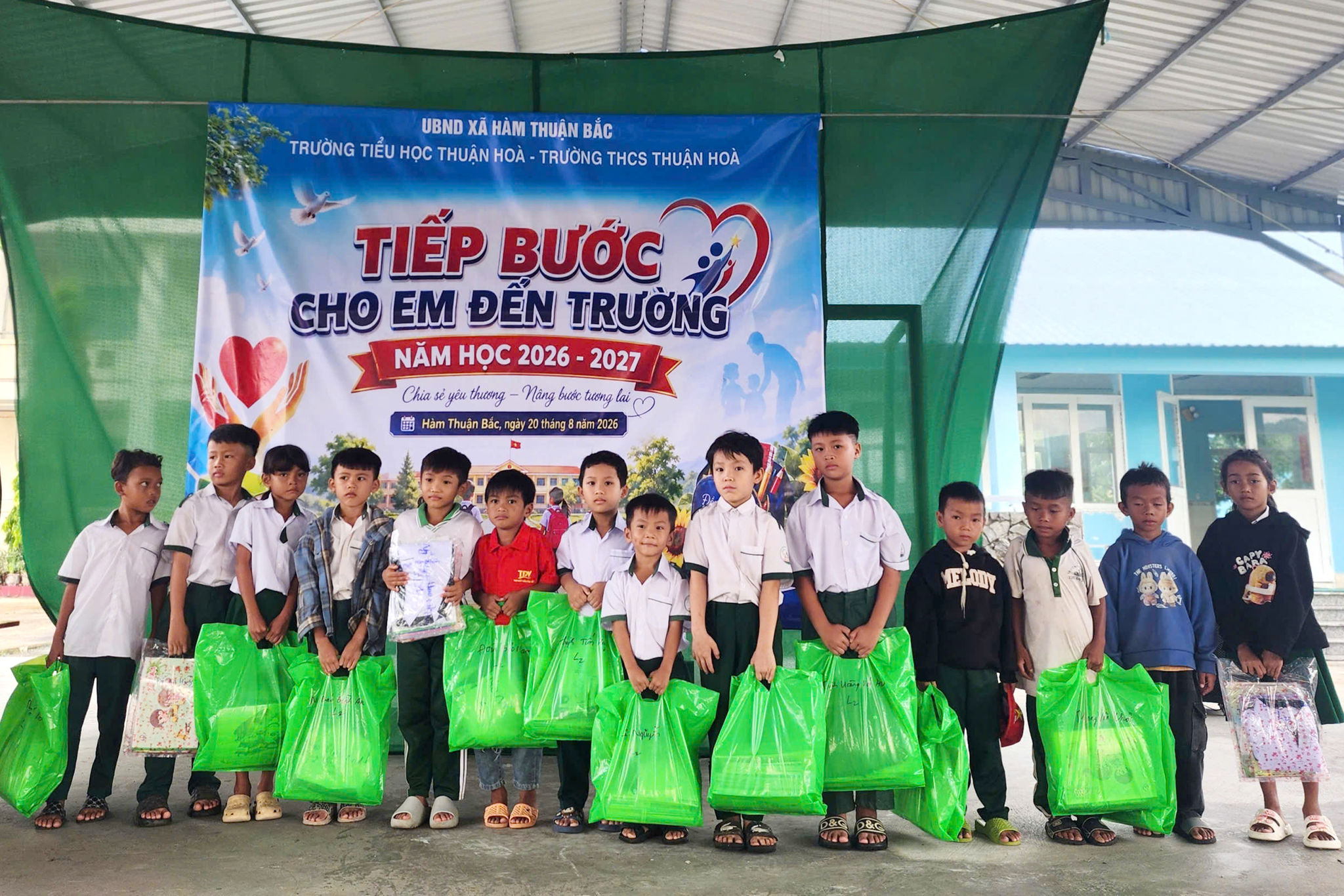 Những suất học bổng là nguồn động viên thiết thực, tiếp thêm động lực để học sinh Trường Tiểu học và THCS Thuận Hòa vượt khó, vươn lên trong học tập và nuôi dưỡng ước mơ