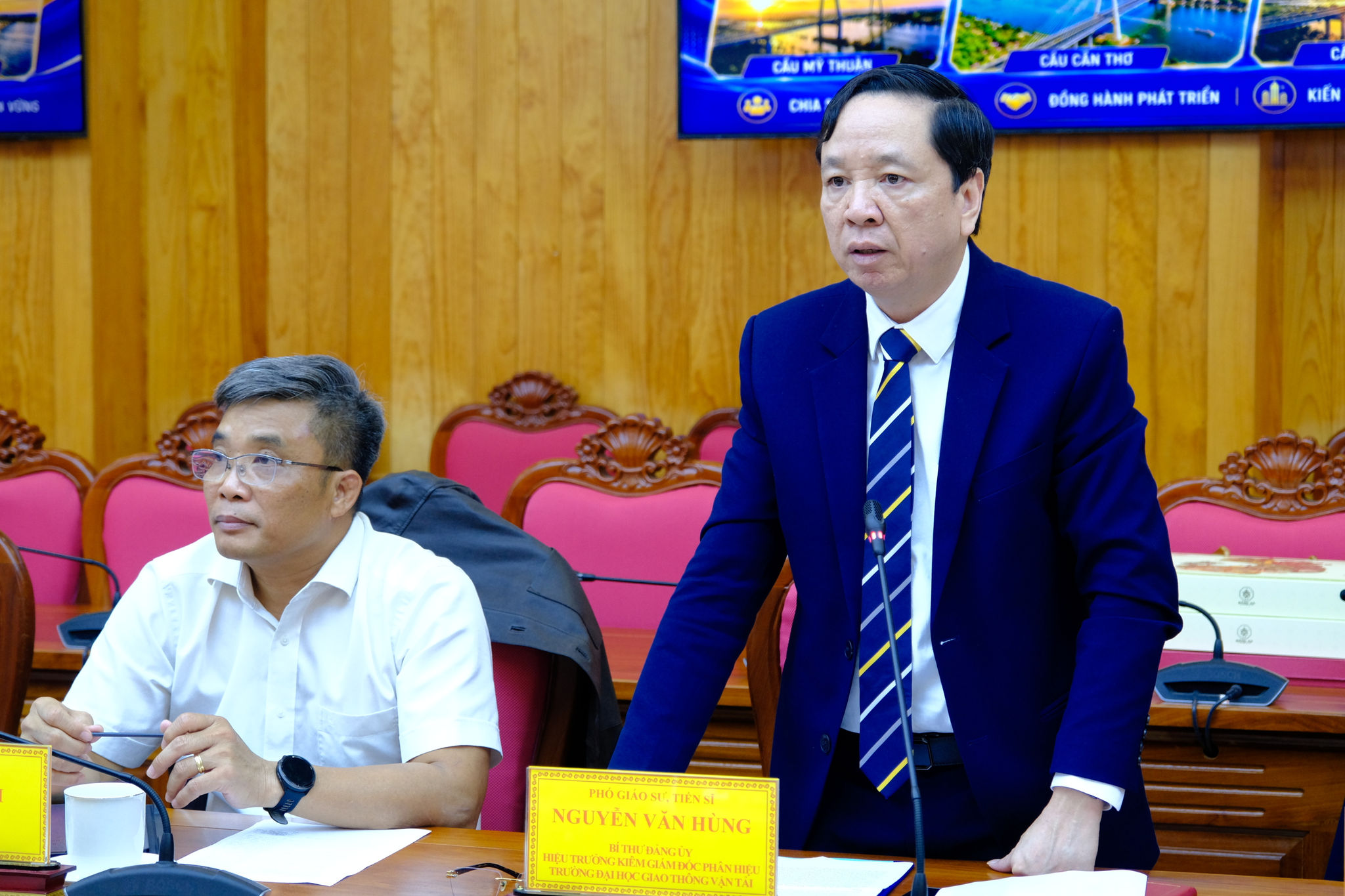 PGS.TS Nguyễn Văn Hùng, Bí thư Đảng ủy, Hiệu trưởng kiêm Giám đốc Phân hiệu Trường Đại học Giao thông Vận tải phát biểu tại buổi làm việc 