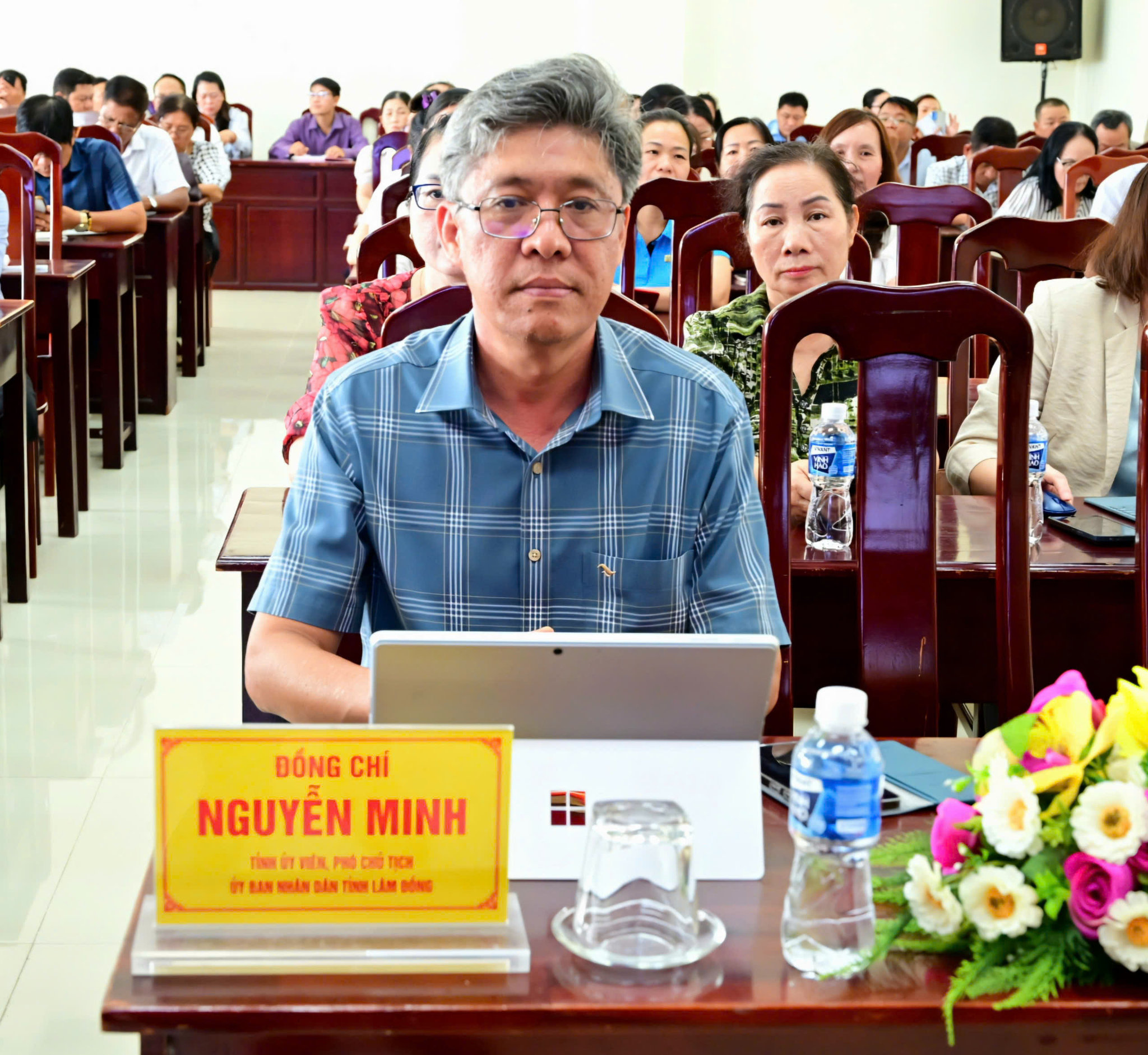 Phó Chủ tịch UBND tỉnh Nguyễn Minh nghe thời sự chuyên đề Quý IV với nội dung AI và chính quyền trong kỷ nguyên mới tại phường Phú Thủy