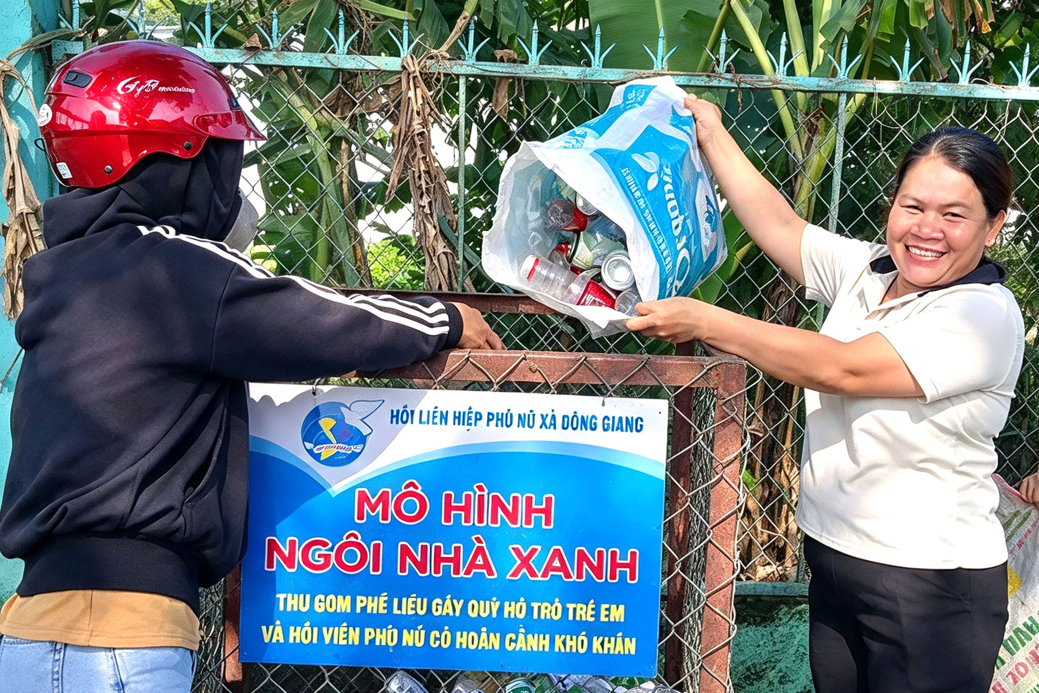 Từ những việc làm giản dị hằng ngày, chị em phụ nữ xã Đông Giang, cùng nhau thu gom, phân loại phế liệu, vừa bảo vệ môi trường, vừa xây dựng tinh thần đoàn kết
