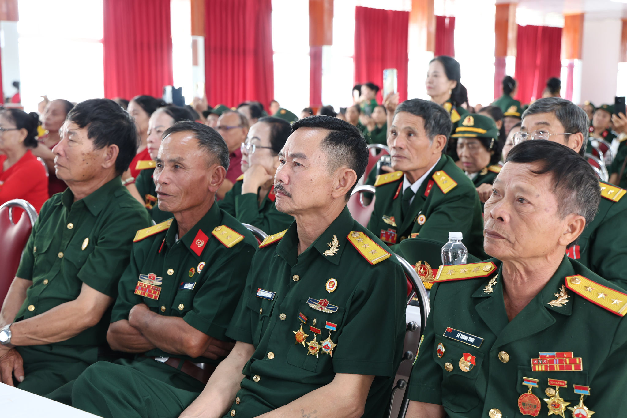 Các cựu chiến binh đến chúc mừng đồng đội trong lễ kỷ niệm