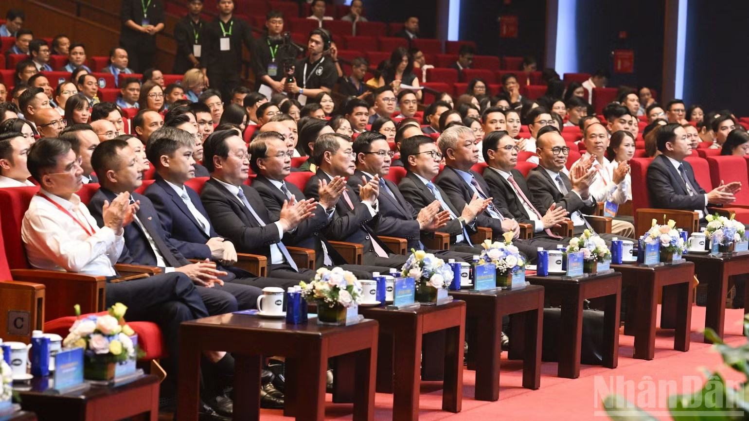 Thủ tướng Lê Minh Hưng, các đồng chí lãnh đạo, các đại biểu tham dự Lễ công bố. (Ảnh: TRẦN HẢI) ndo_br_c6-1252.jpg