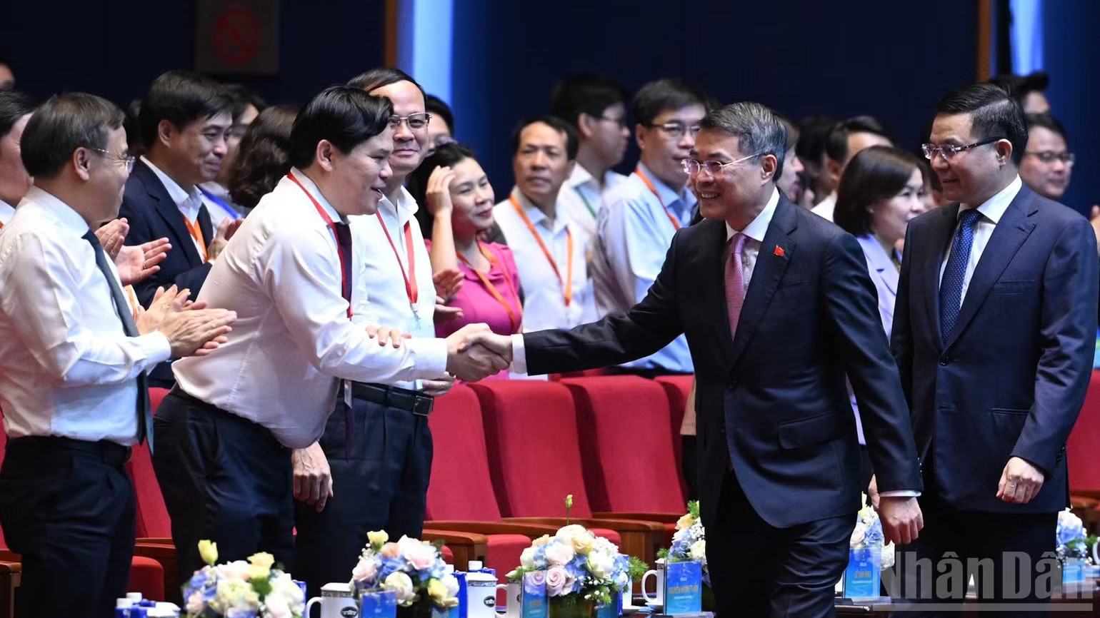 Thủ tướng Chính phủ Lê Minh Hưng với các đại biểu tham dự buổi lễ. (Ảnh: TRẦN HẢI) ndo_br_c8-4963.jpg
