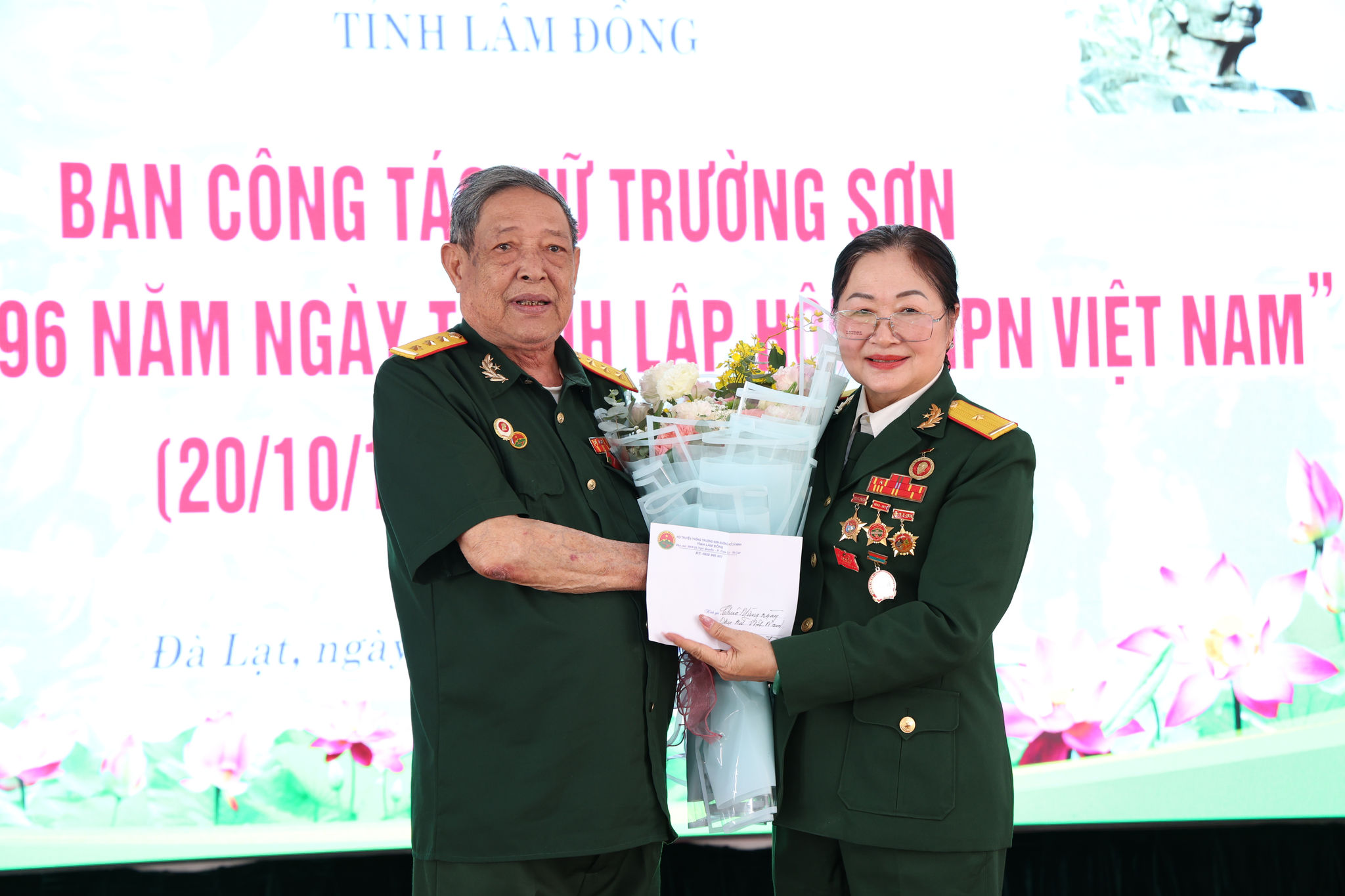 Chủ tịch Hội Trường Sơn Lâm Đồng tặng hoa chúc mừng Ban công tác nữ Trường Sơn