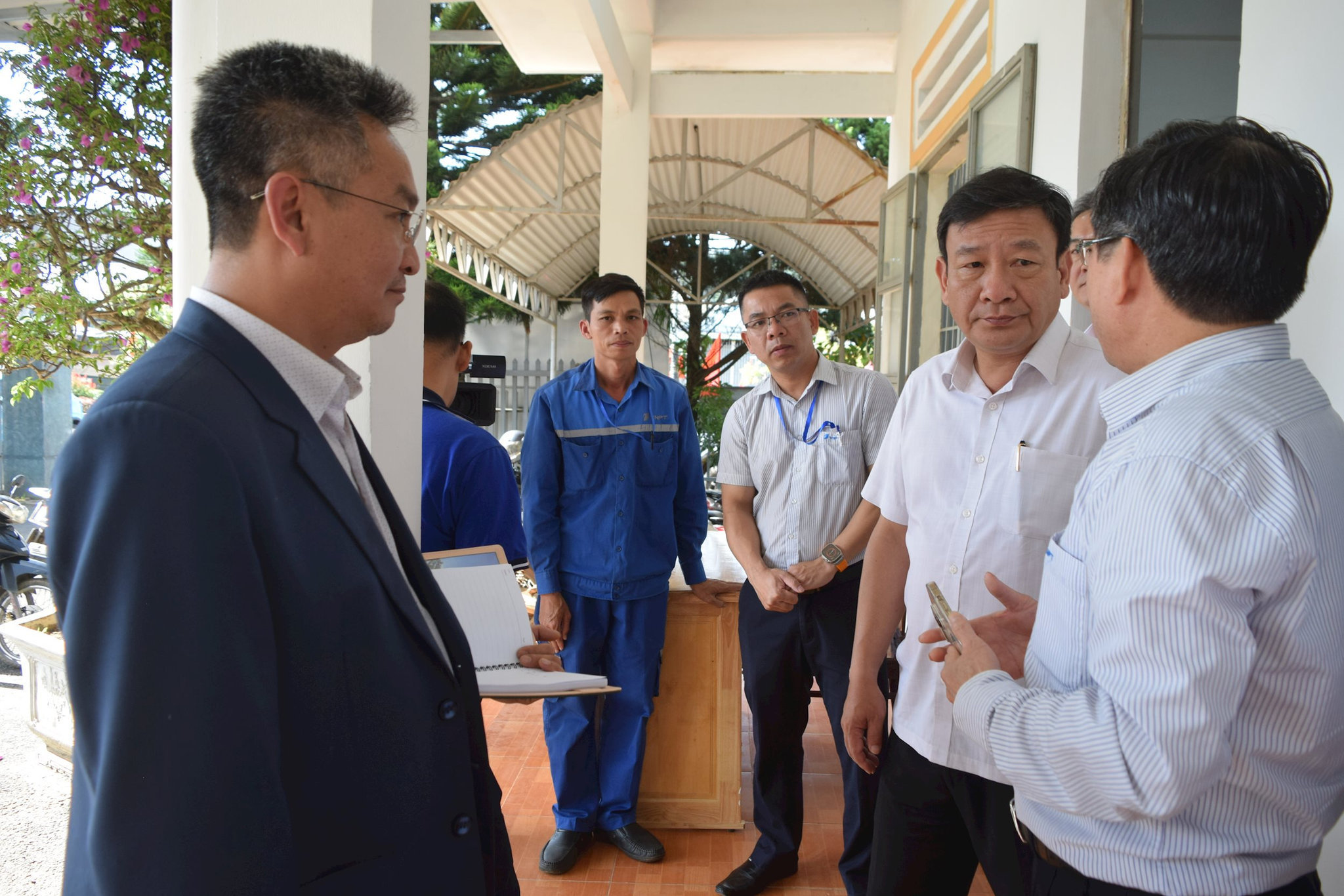 dong-chi-bui-thang-tro-chuyen-voi-nhan-vien-vnpt-lam-nhiem-vu-tai-trung-tam-phuc-vu-hanh-chinh-cong-xa-hiep-thanh.jpg