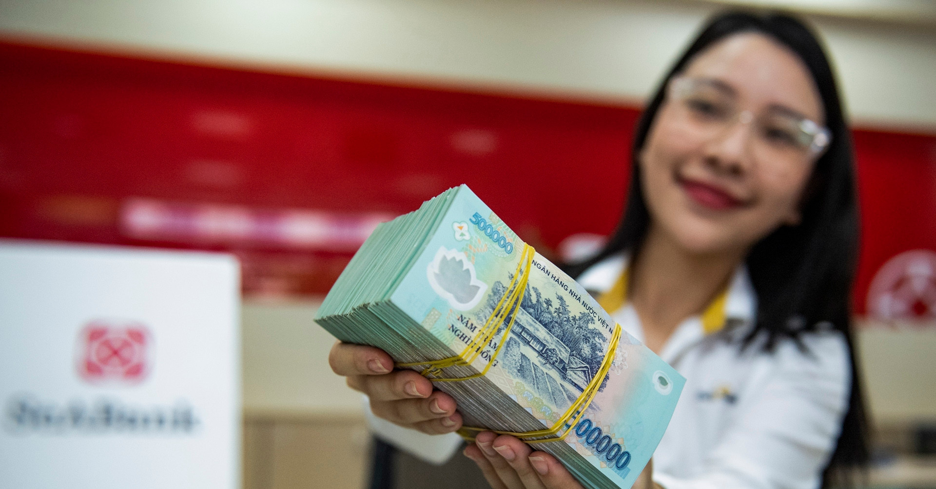 Diễn biến trái chiều của lãi suất VND và USD trên thị trường liên ngân hàng