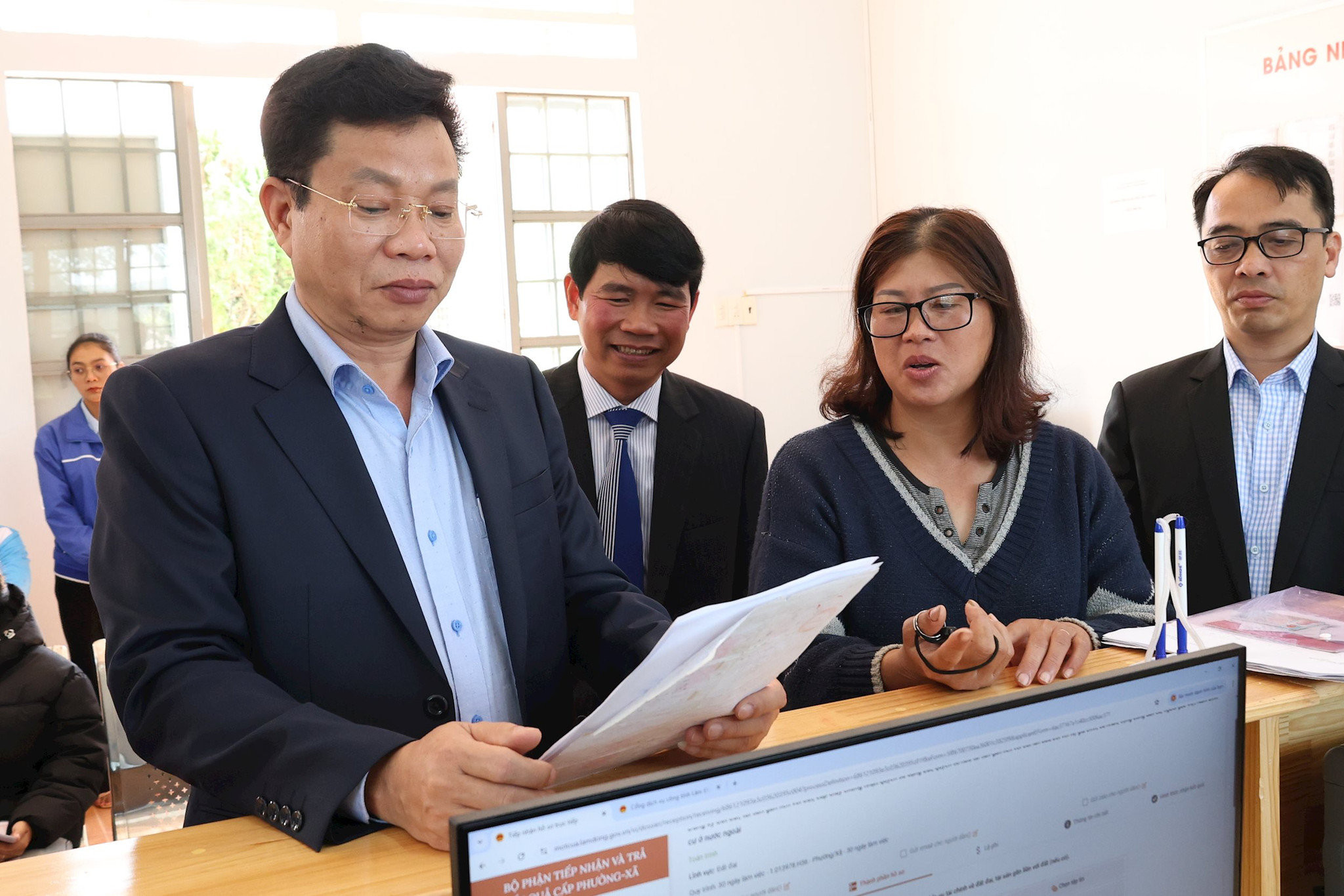 pho-bi-thu-tinh-uy-luu-van-trung-trao-doi-voi-nguoi-dan-khi-den-lam-thu-tuc-hanh-chinh-trung-tam-phuc-vu-hanh-chinh-cong-xa-lac-duong.jpg
