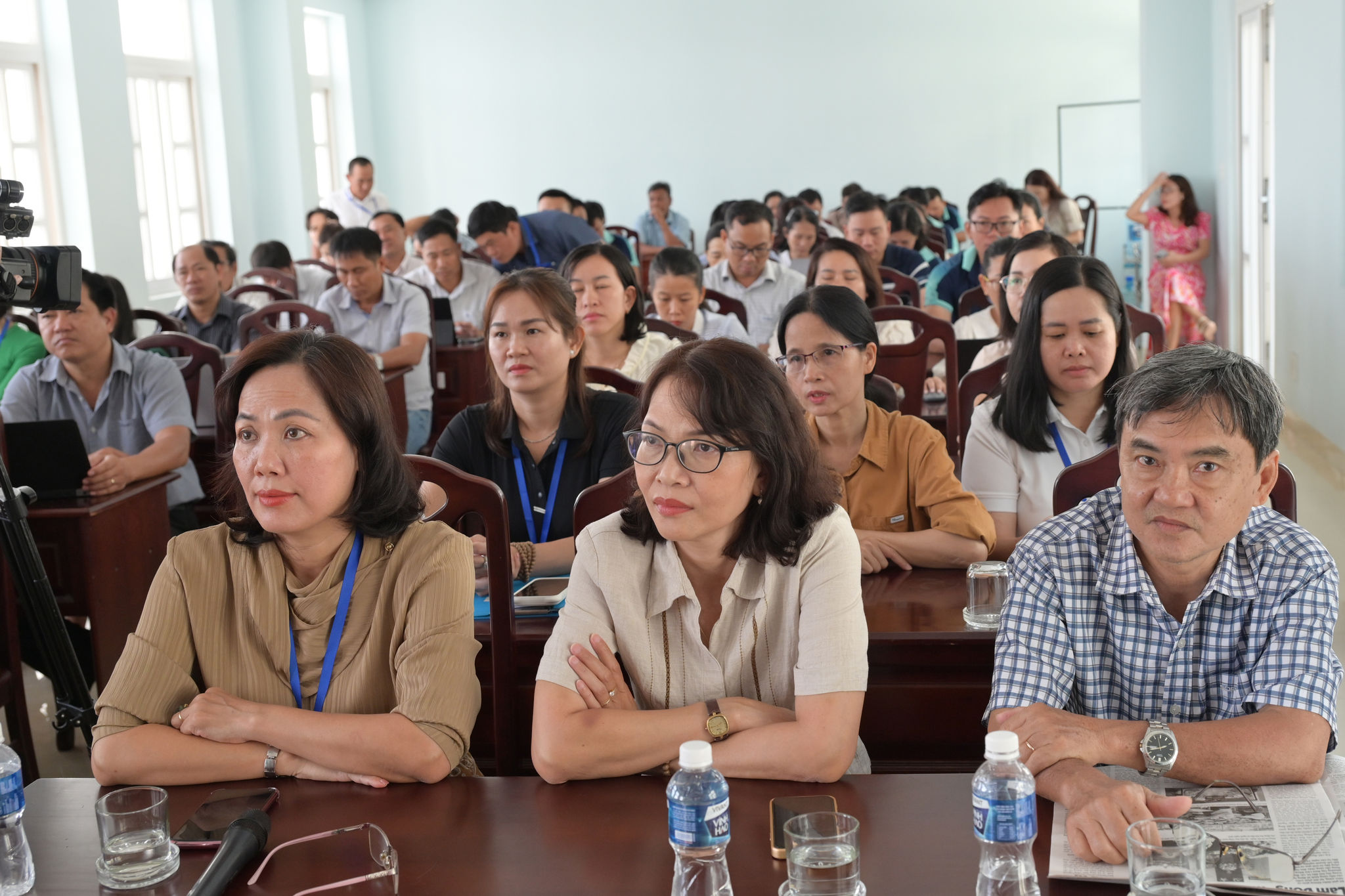tap-the-lanh-dao-nhan-vien-nguoi-lao-dong-bao-va-ptth-lam-dong-co-so-phu-thuy-tham-gia-hoi-nghi-quan-triet-nghi-quyet-cua-bo-chinh-tri(2).jpg