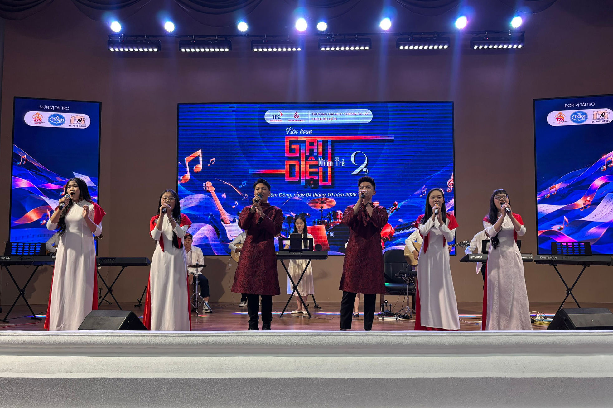 tiet-muc-bieu-dien-cua-nhom-nhac-amc.jpg