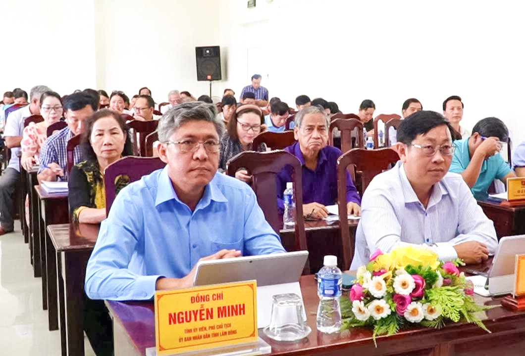 tinh-uy-vien-pho-chu-tich-ubnd-tinh-du-hoi-nghi-tai-diem-cau-phuong-phu-thuy-1-.jpg