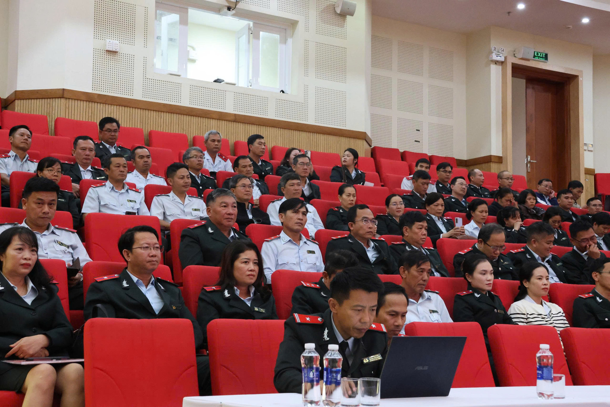 4. Cán bộ, thanh tra viên Thanh tra tỉnh tham dự hội nghị sơ kết, triển khai nhiệm vụ những tháng cuối năm.