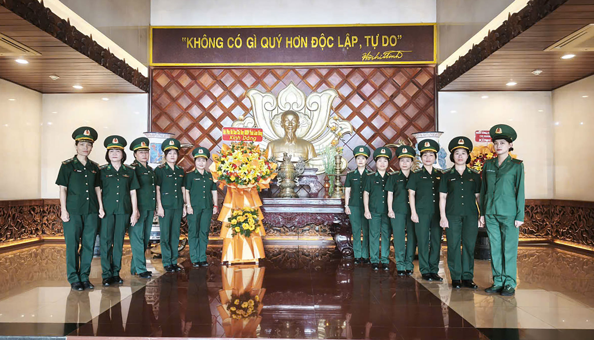 Ảnh 1. Hội Phụ nữ BĐBP tỉnh Lâm Đồng dâng hương tại Bảo tàng Hồ Chí Minh