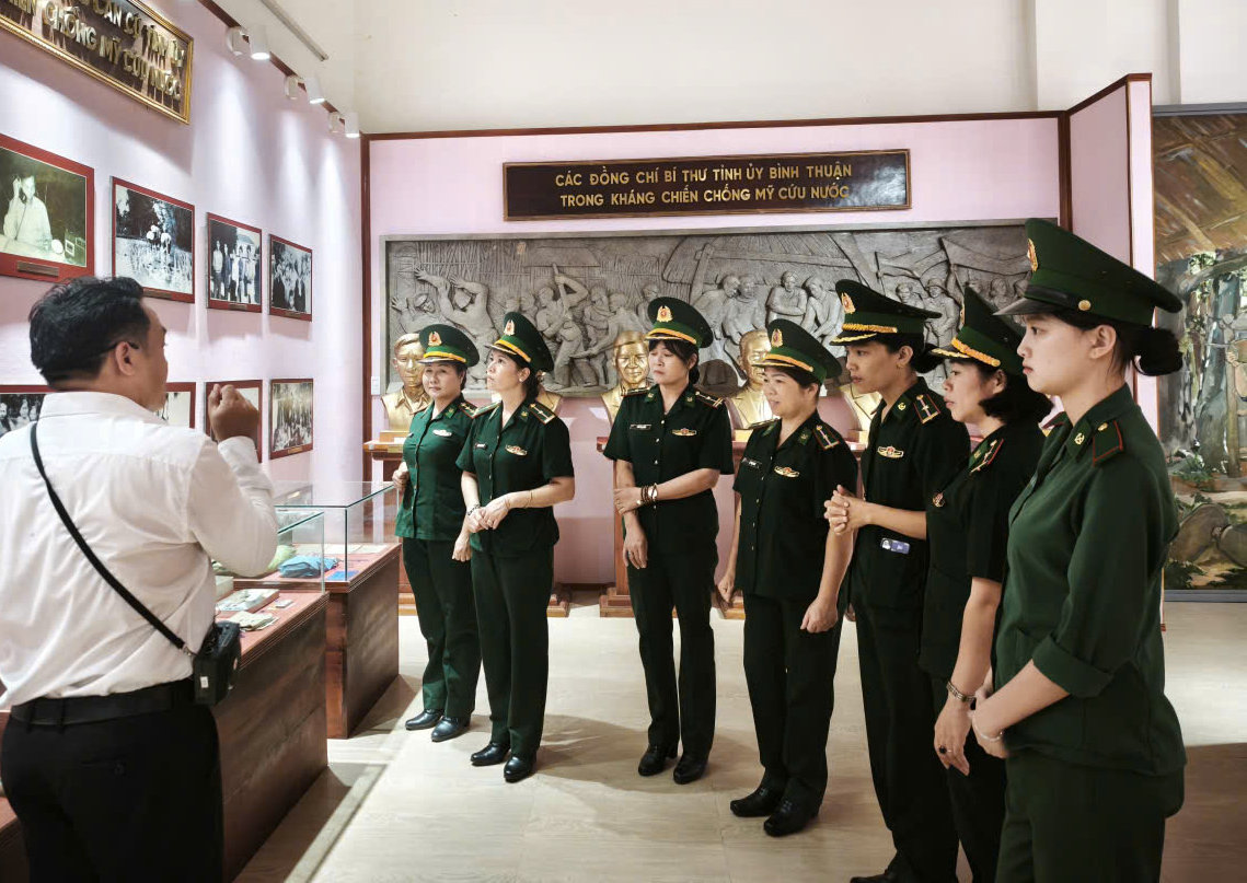 Ảnh 2. Cán bộ, hội viên Hội Phụ nữ BĐBP tỉnh Lâm Đồng tham quan, tìm hiểu lịch sử tại Di tích Căn cứ Tỉnh ủy Bình Thuận