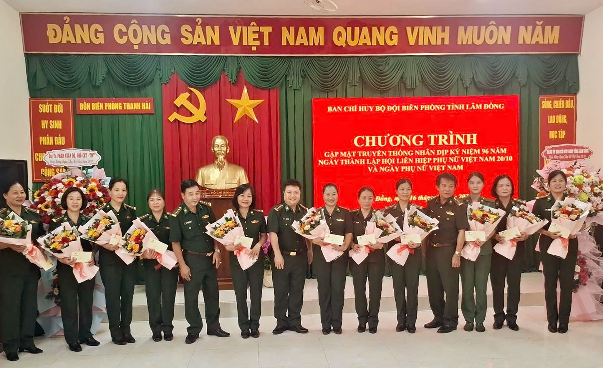 Ảnh 3. Đảng ủy, Ban Chỉ huy Bộ đội Biên phòng tỉnh Lâm Đồng tổ chức gặp mặt, tặng quà cán bộ, hội viên phụ nữ nhân kỷ niệm 96 năm Ngày thành lập Hội Liên hiệp Phụ nữ Việt Nam