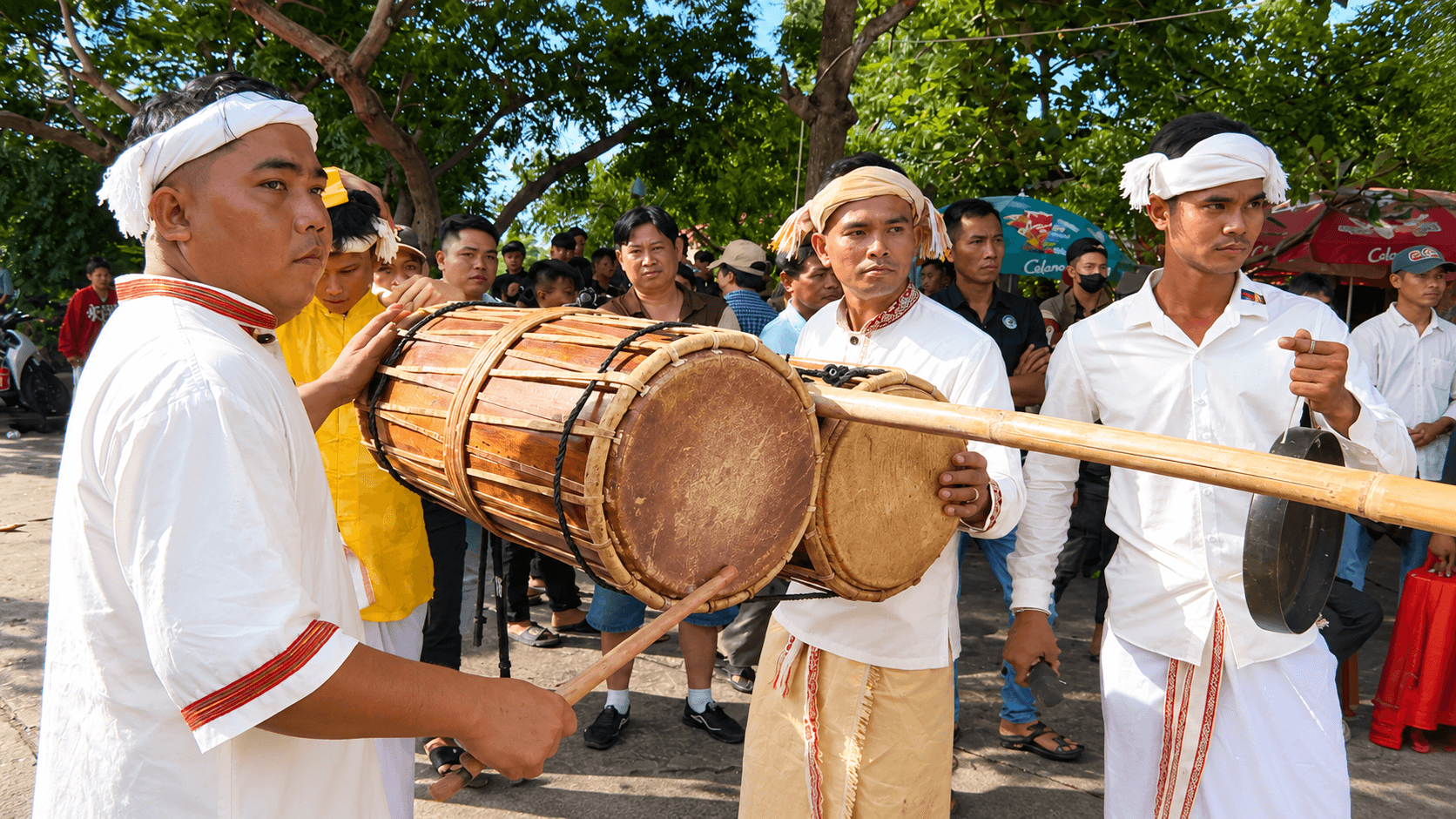 Biểu diễn trống chiêng giữa lễ hội văn hóa