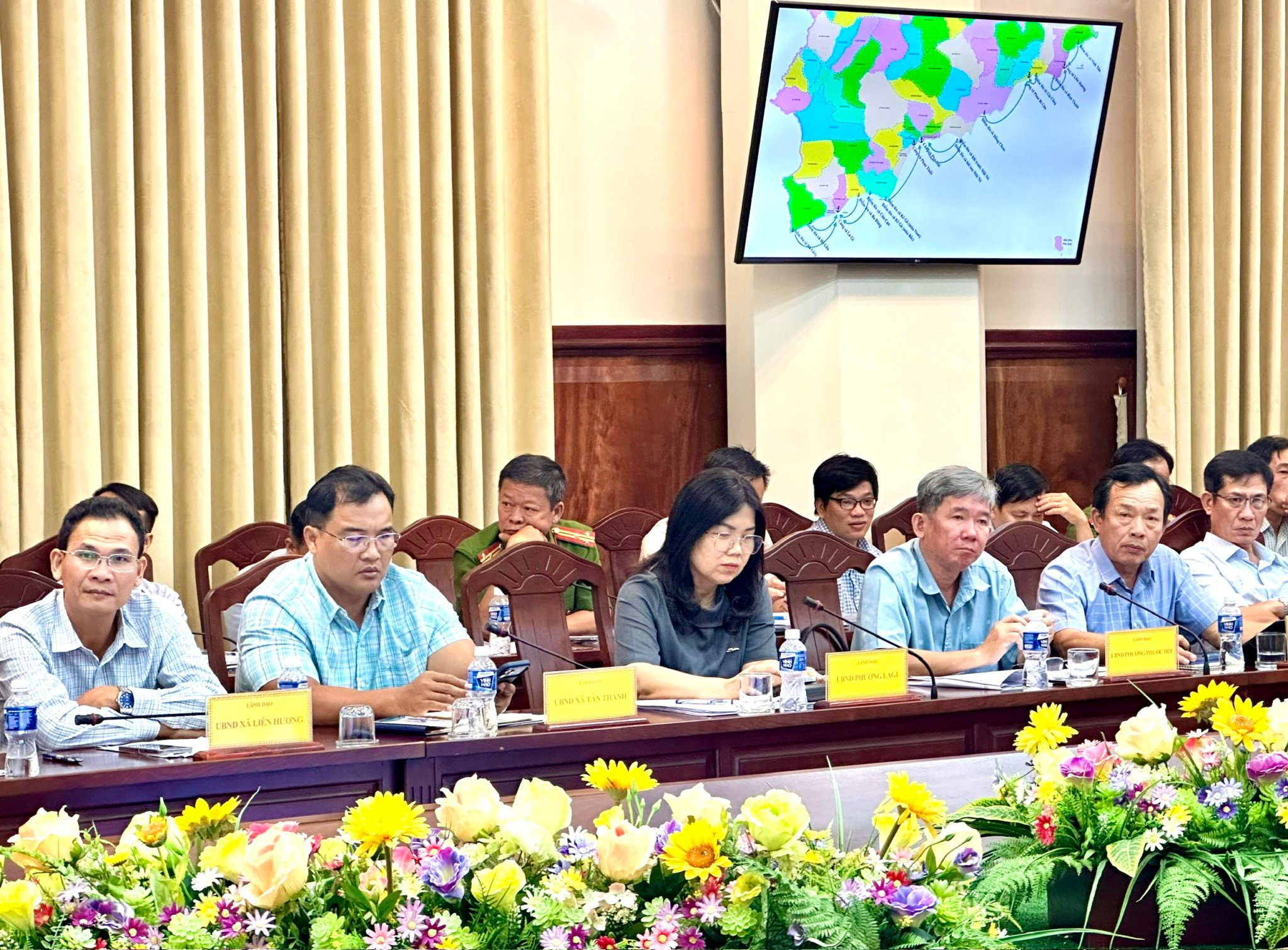 Cac đại biểu dự họp