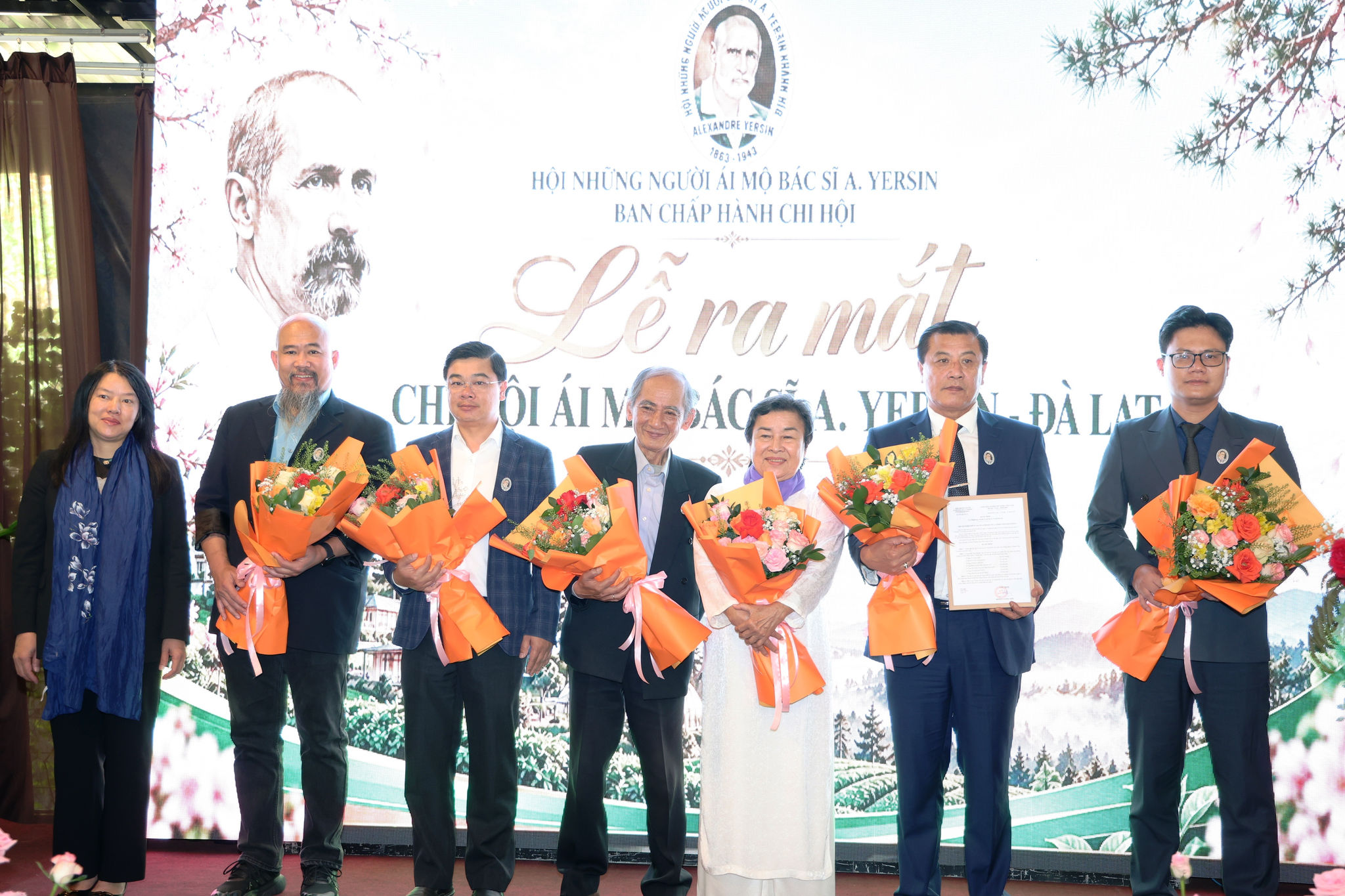 Chủ tịch UBND phường Xuân Hương - Đà Lạt Vũ Loan tặng hoa chúc mừng chi hội