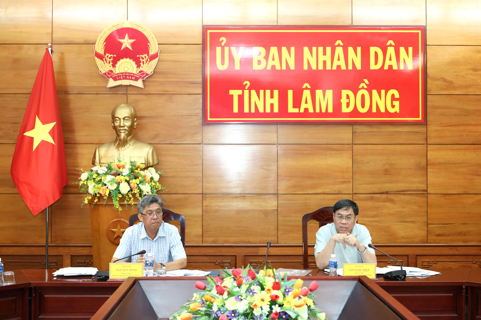 dong-chi-nguyen-minh-tinh-uy-vien-pho-chu-tich-ubnd-tinh-lam-dong-va-dong-chi-vo-ngoc-hiep-tinh-uy-vien-pho-chu-tich-ubnd-tinh-lam-dong-cung-chu-tri-cuoc-hop(1).jpg