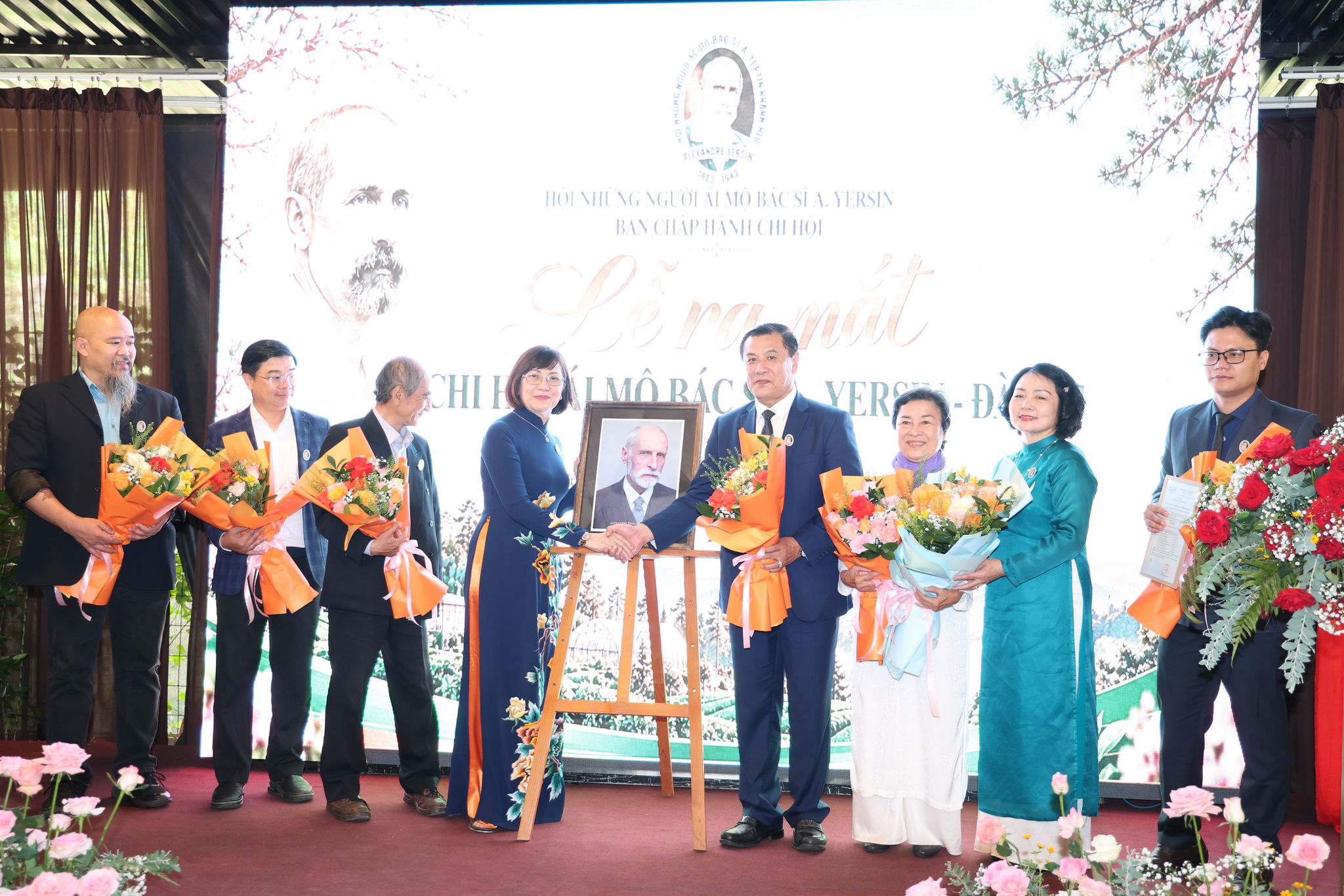 Hội những người ái mộ bác sĩ Yersin Nha Trang - Khánh Hòa tặng hoa chúc mừng Chi hội Đà Lạt
