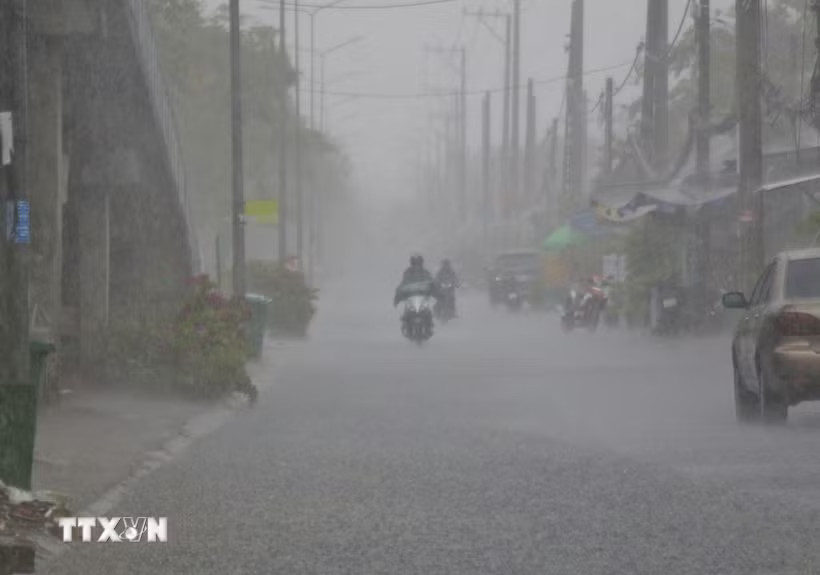 Người dân cần chú ý khi đi ra ngoài trong lúc mưa dông. (Ảnh: Duy Khương/TTXVN)