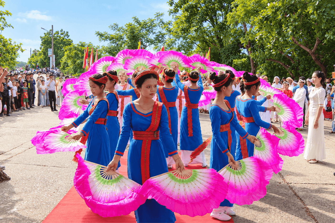 mua-quat-ruc-ro-giua-le-hoi-duong-pho(1).png