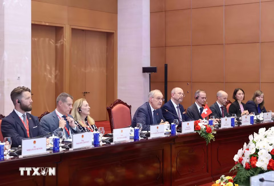 Tổng thống Guy Parmelin và thành viên đoàn cấp cao Thụy Sĩ tại cuộc hội đàm với Tổng Bí thư, Chủ tịch nước Tô Lâm. (Ảnh: Thống Nhất/TTXVN)