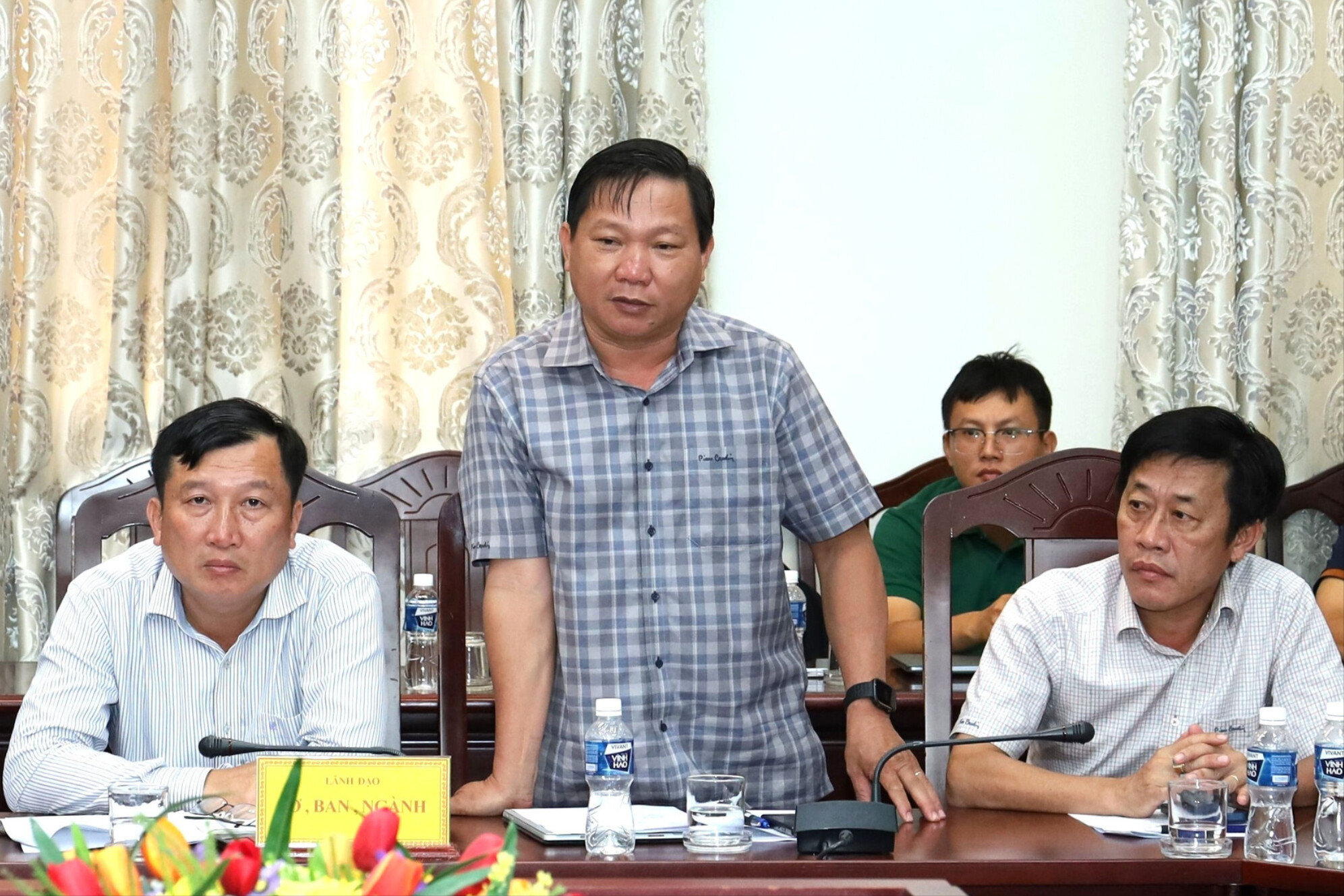 pho-giam-doc-so-nong-nghiep-va-moi-truong-tinh-lam-dong-huynh-duy-khoi-bao-cao-tai-cuoc-hop(1).jpg