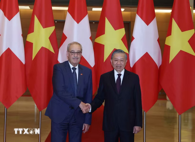 Tổng Bí thư, Chủ tịch nước Tô Lâm và Tổng thống Thụy Sĩ Guy Parmelin chụp ảnh chung. (Ảnh: Thống Nhất/TTXVN)