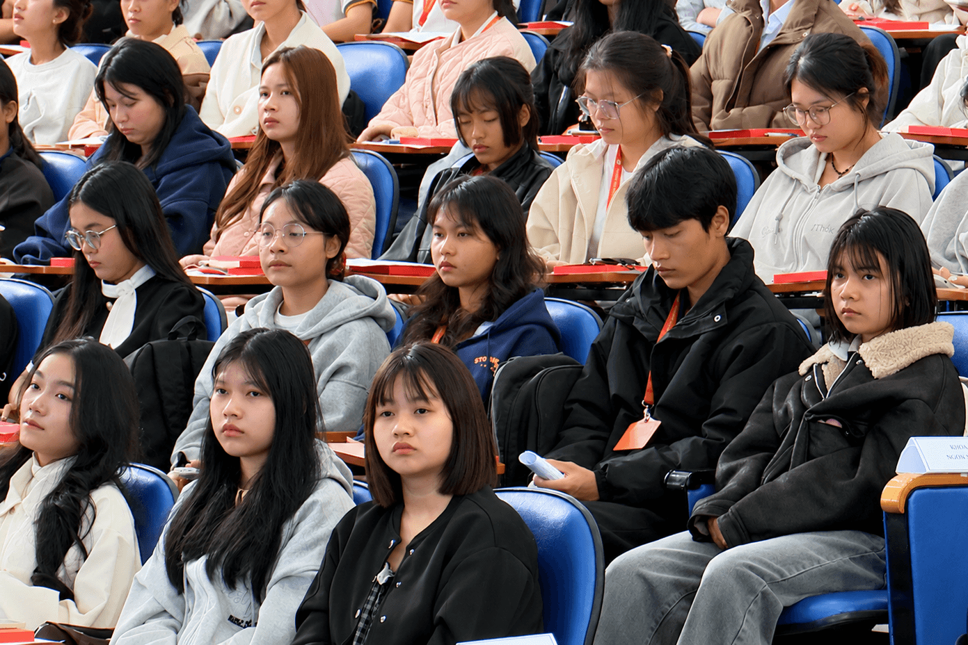 sinh viên tham gia buổi tập huấn
