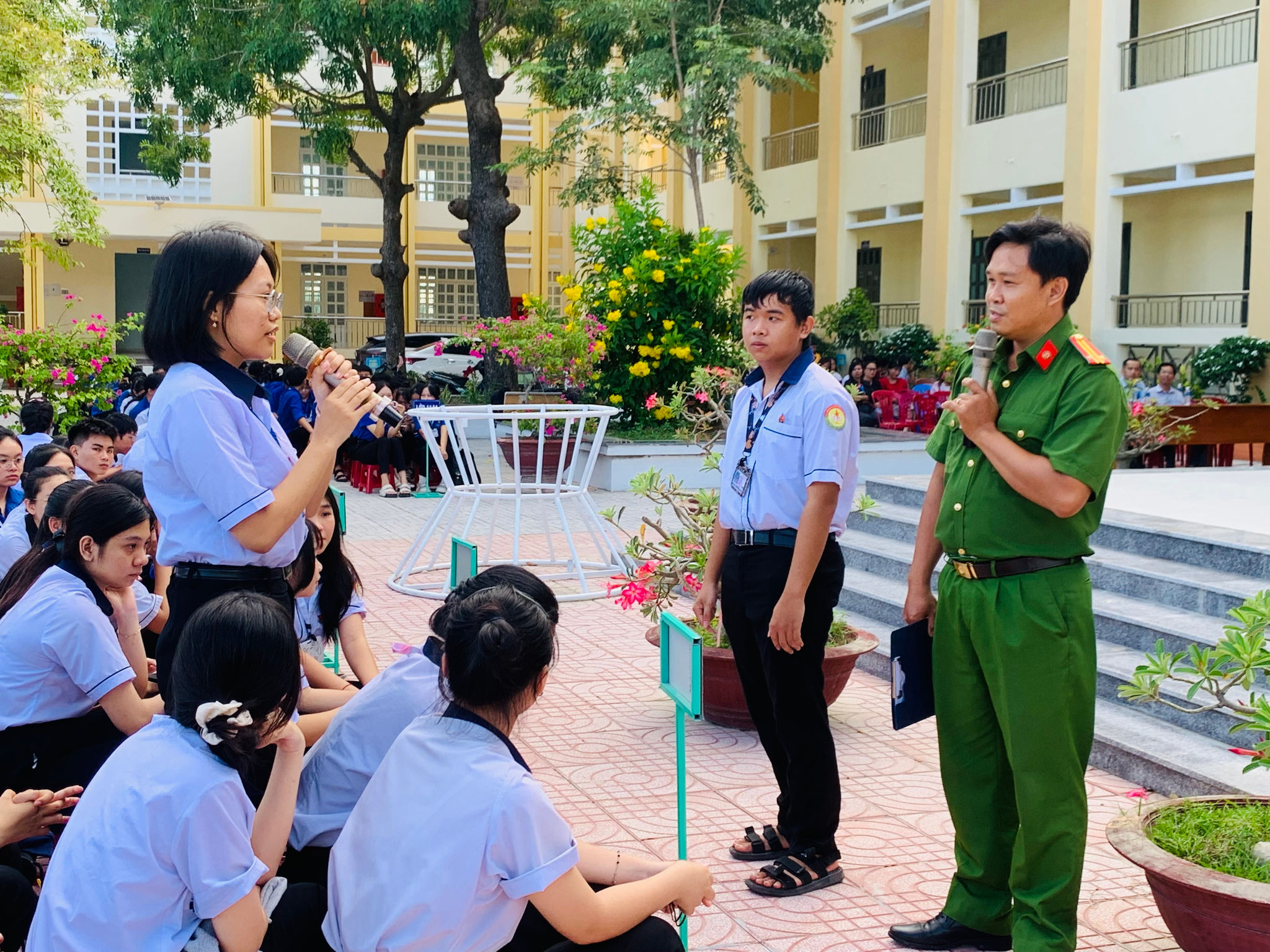 Học sinh trả lời câu hỏi
