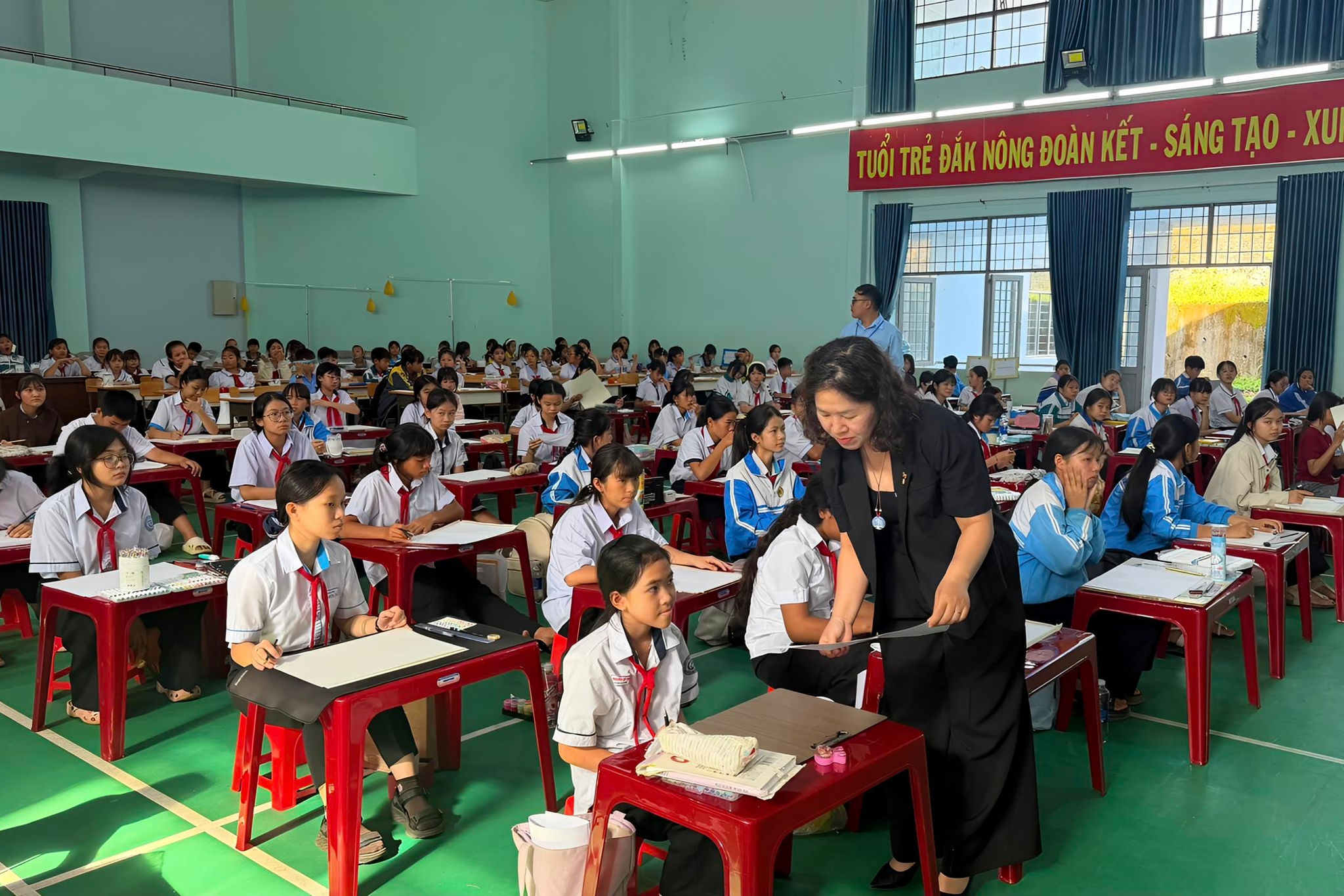 Thiếu nhi tham gia Hội thi vẽ tranh thiếu nhi tỉnh Lâm Đồng tại cơ sở 3, khu vực Đắk Nông (cũ)