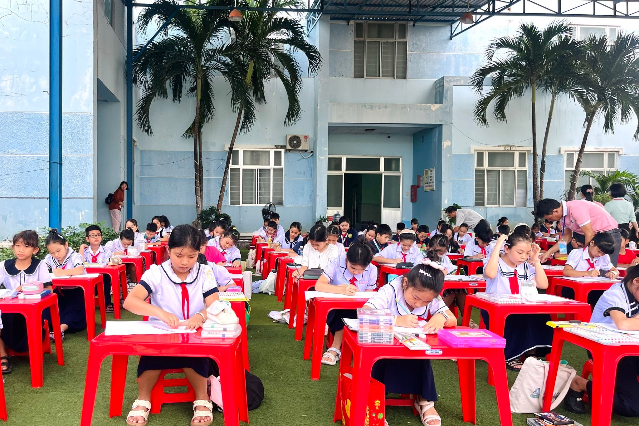Thiếu nhi tham gia Hội thi vẽ tranh thiếu nhi tỉnh Lâm Đồng tại cơ sở 2, khu vực Bình Thuận (cũ)
