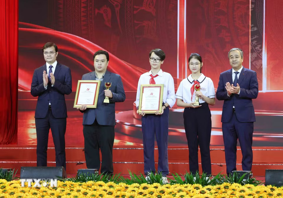 Đại diện tác giả lớn tuổi và nhỏ tuổi nhất nhận Giấy chứng nhận Cuộc thi. (Ảnh: Phương Hoa/TTXVN)