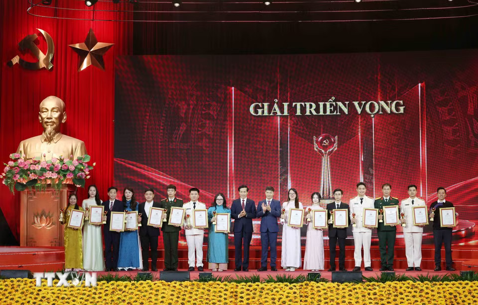 Các tác giả nhận giải Triển vọng. (Ảnh: Phương Hoa/TTXVN)