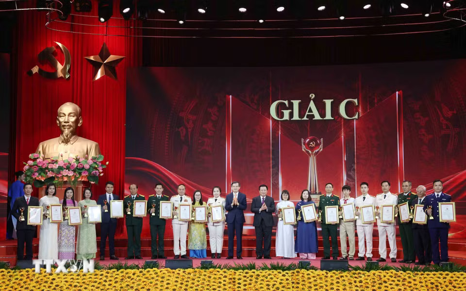 Các tác giả, nhóm tác giả nhận Giải C Cuộc thi. (Ảnh: Phương Hoa/TTXVN)
