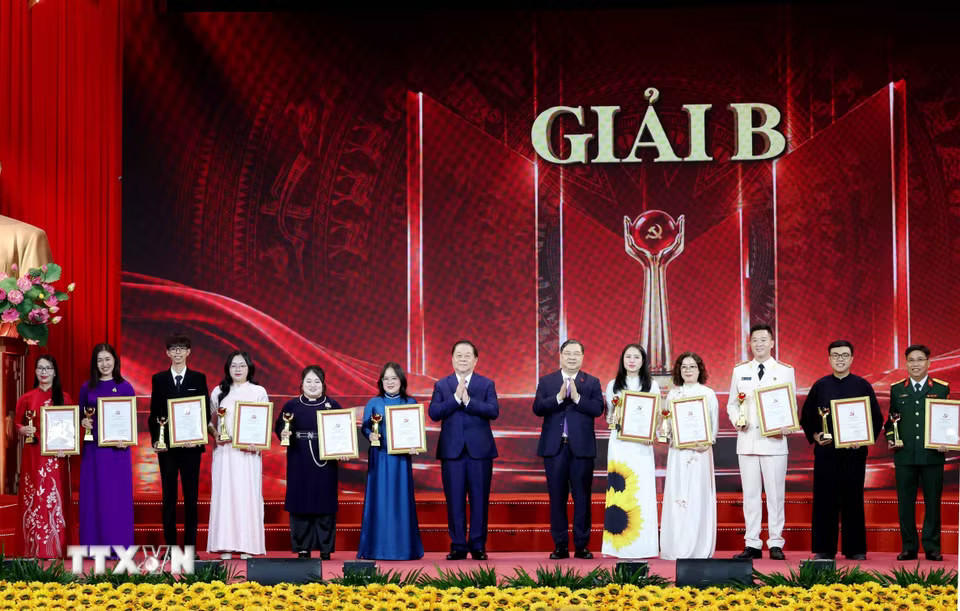 Đồng chí Phạm Gia Túc, Ủy viên Bộ Chính trị, Phó Thủ tướng Thường trực Chính phủ và đồng chí Nguyễn Trọng Nghĩa, Ủy viên Bộ Chính trị, Bí thư Trung ương Đảng, Chủ nhiệm Tổng Cục Chính trị Quân đội nhân dân Việt Nam trao Giải B cho các tác giả, nhóm tác giả. (Ảnh: Phương Hoa/TTXVN)