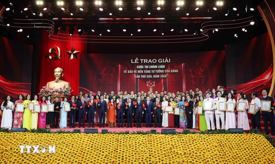 Các đồng chí lãnh đạo Đảng, Nhà nước cùng các tác giả đoạt giải Cuộc thi chính luận về bảo vệ nền tảng tư tưởng của Đảng lần thứ 6. (Ảnh: Phương Hoa/TTXVN)