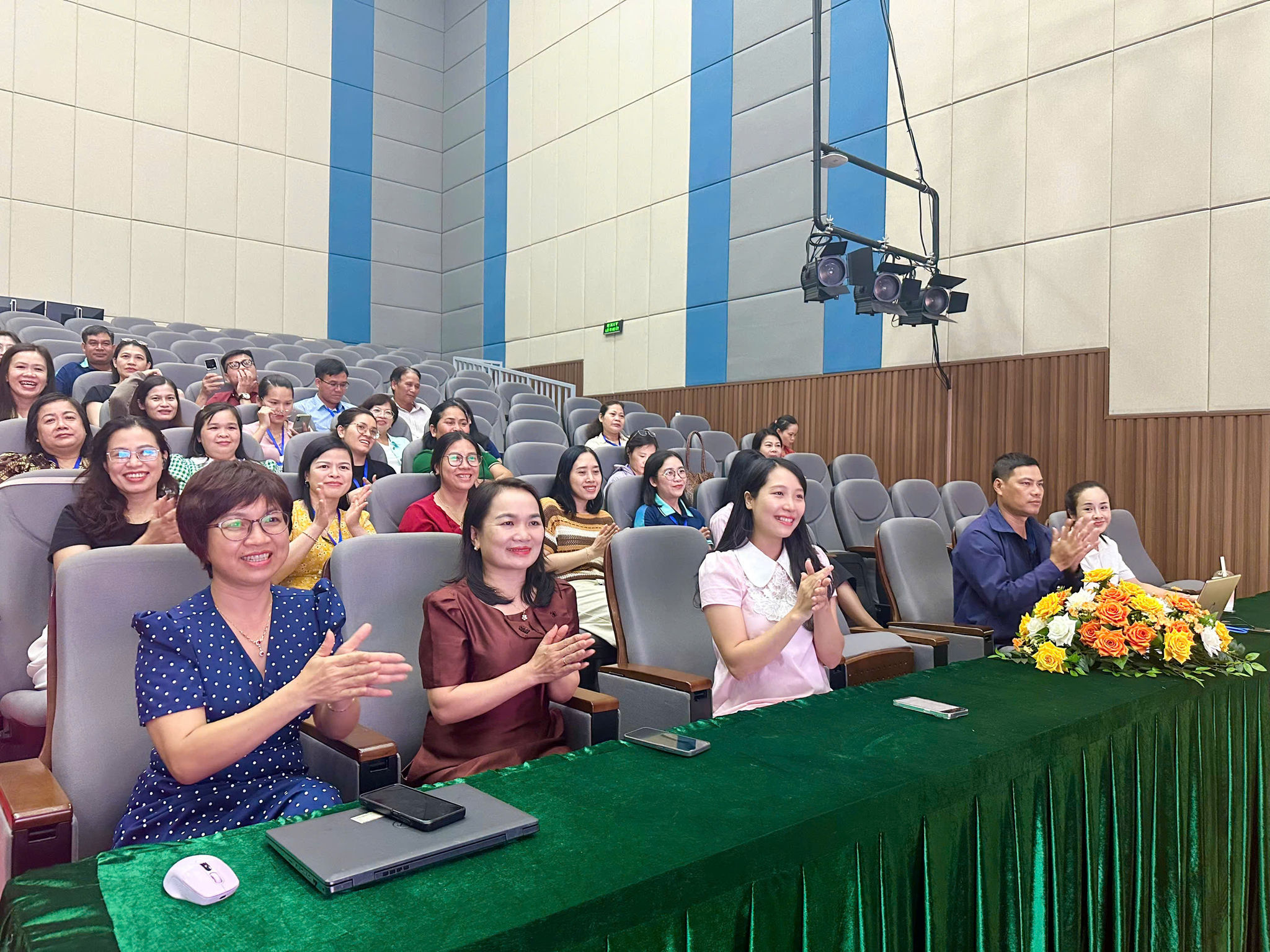 Các đại biểu tham gia cổ vũ tại điểm cầu cơ sở Gia Nghĩa (ảnh: Tô Hiệu)