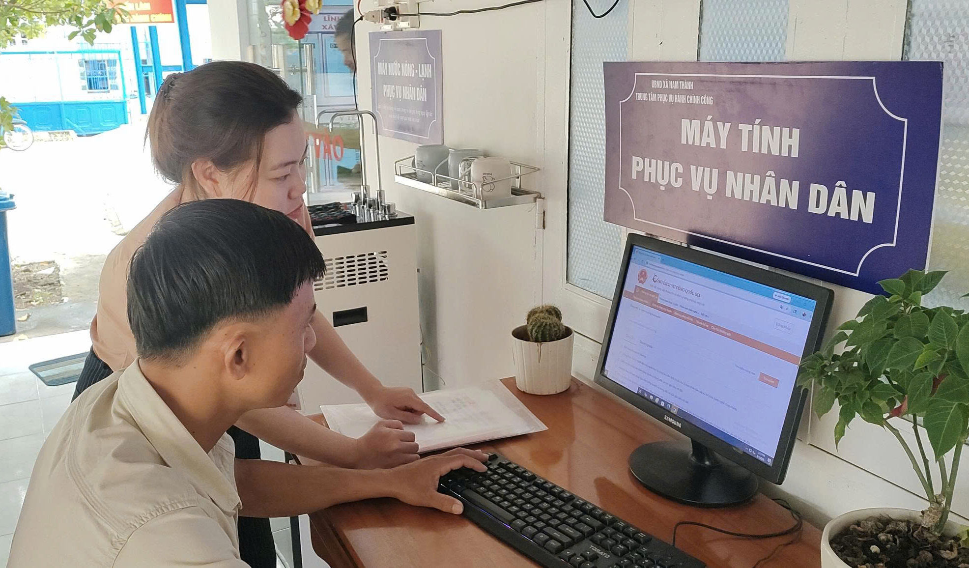 Mỗi thôn sẽ được trang bị máy vi tính, máy in... và đường truyền Internet. 