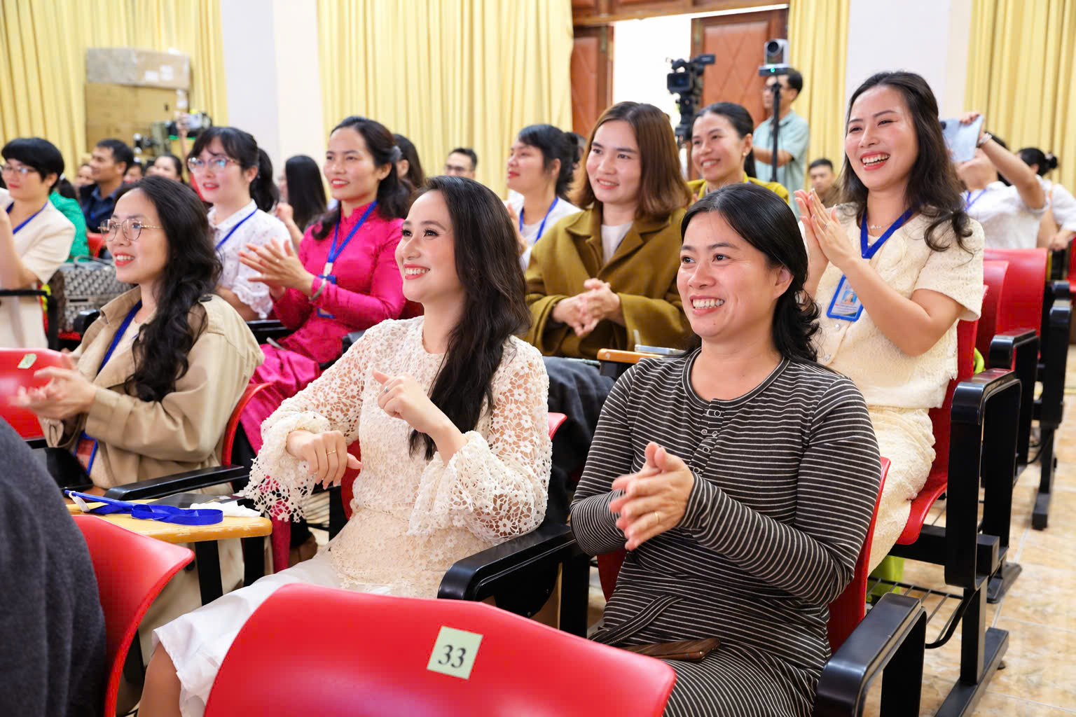 Đoàn viên, người lao động Báo và Phát thanh Truyền hình Lâm Đồng sôi nổi tham gia cổ vũ tại điểm cầu trung tâm Lâm Đồng