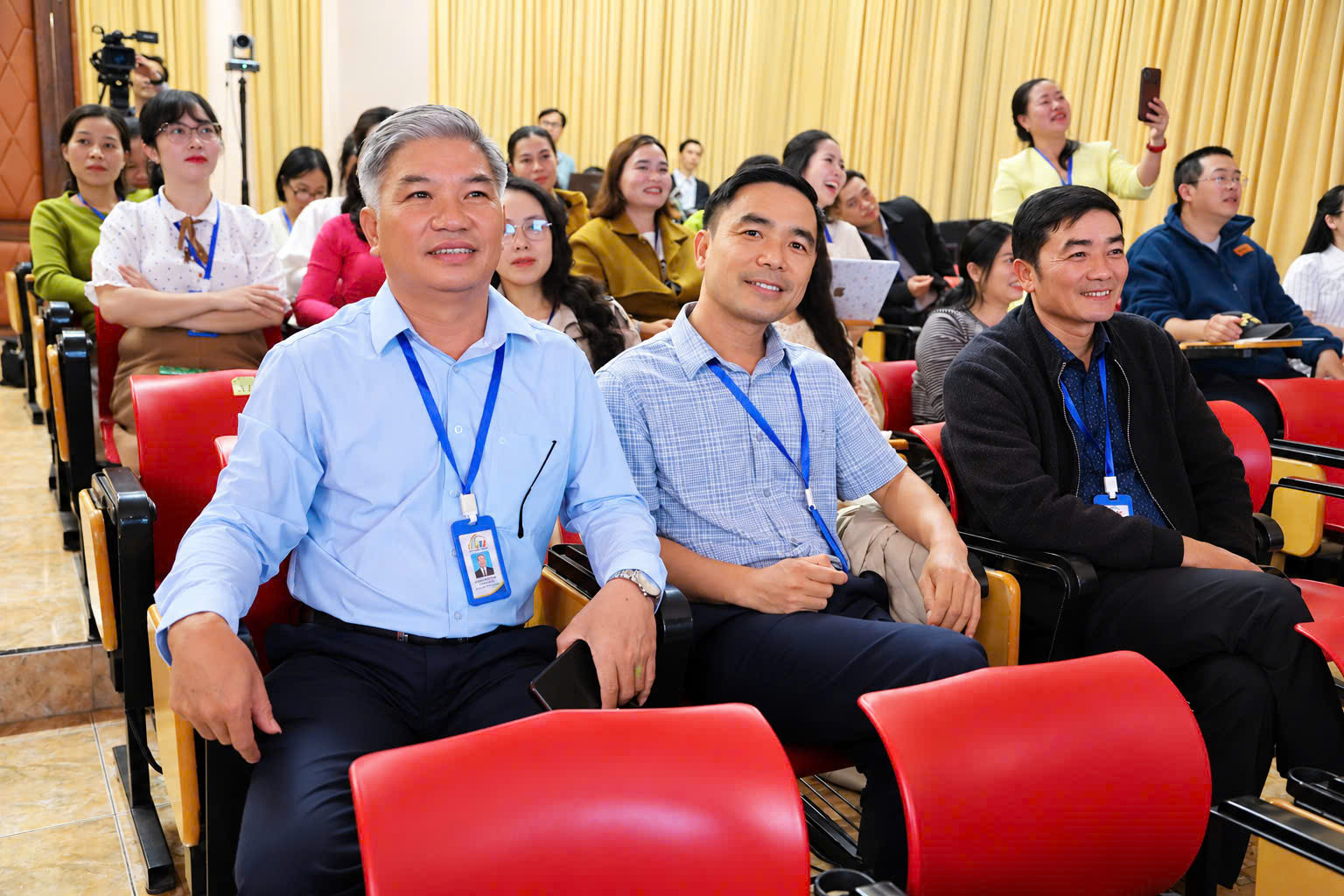 Đông đảo đoàn viên, người lao động Báo và Phát thanh Truyền hình Lâm Đồng tham gia cổ vũ tại điểm cầu trung tâm Lâm Đồng