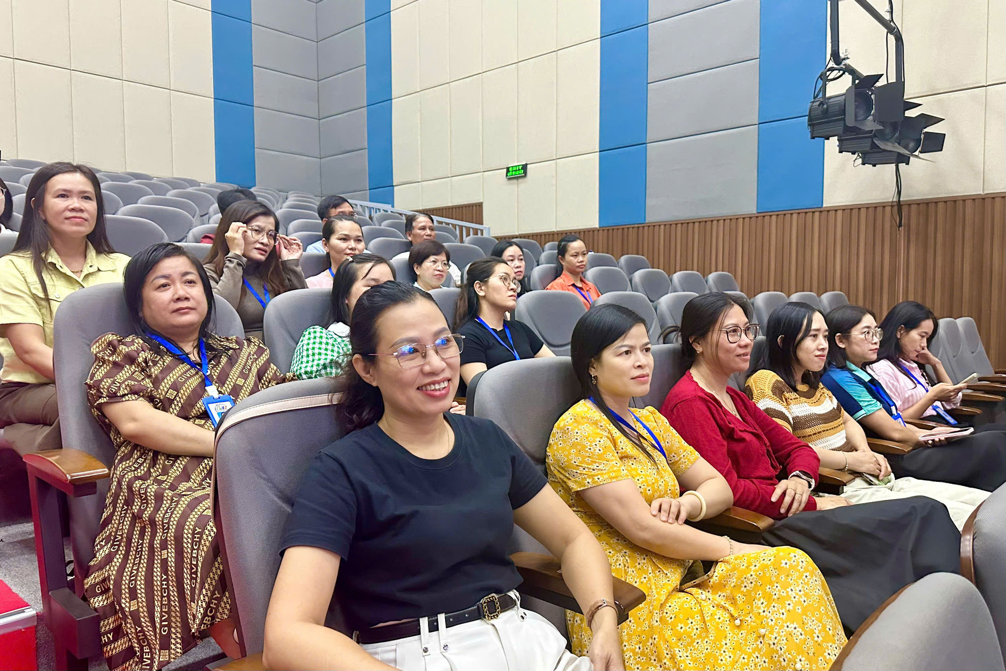 Đoàn viên, người lao động tham gia cổ vũ tại điểm cầu cơ sở Gia Nghĩa (ảnh : Tô Hiệu)