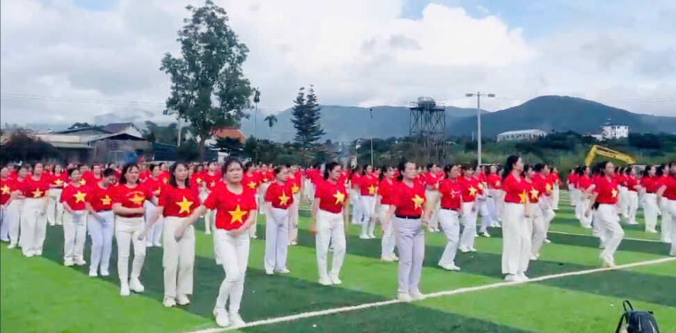 anh-phu-nu-nam-ban-lam-ha-1792302443624_1582354186684790322_5590653884362903122_69943f6eed89e3688296e16582af3883-1-.jpg